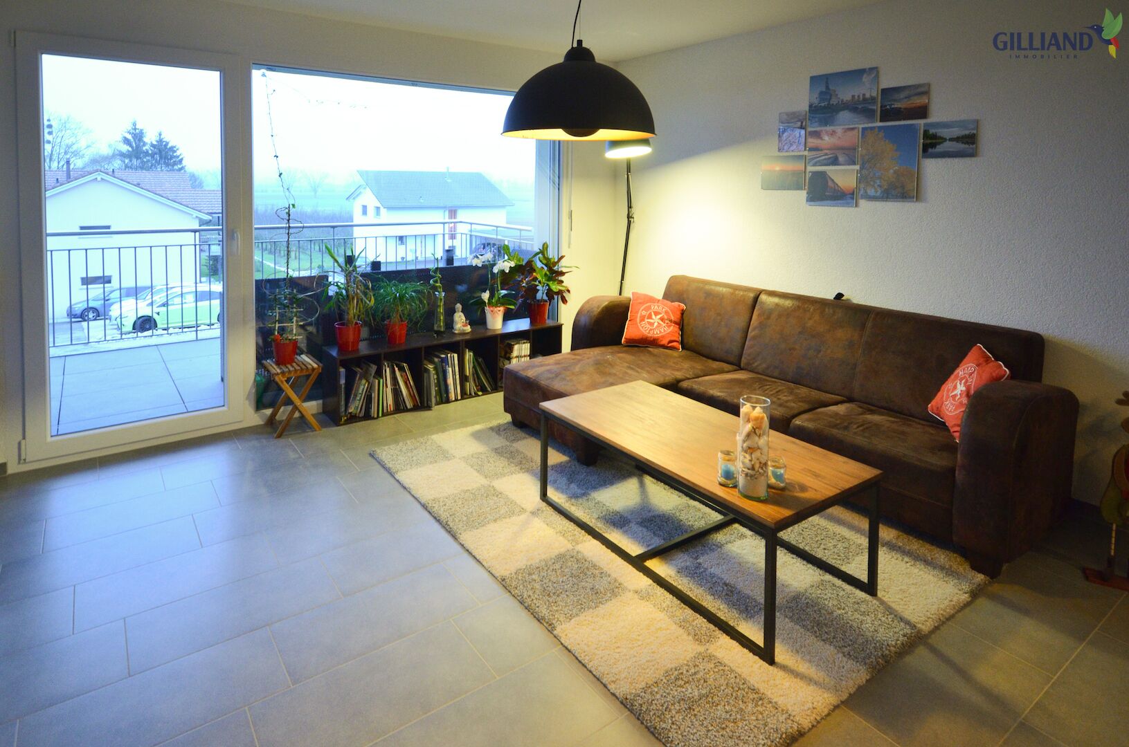Gemütliches Wohnzimmer mit Balkonblick