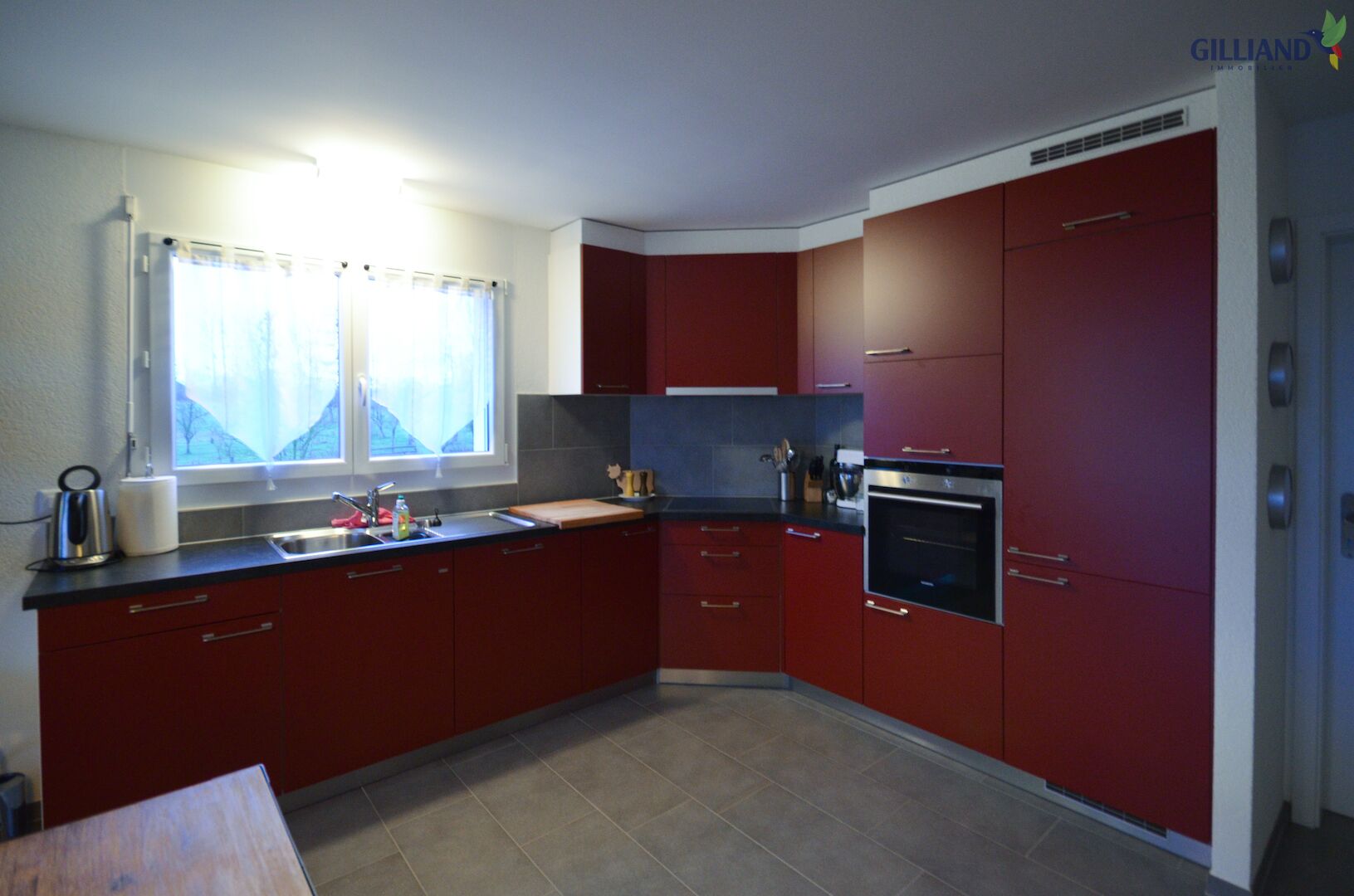 Moderne Einbauküche in Rot