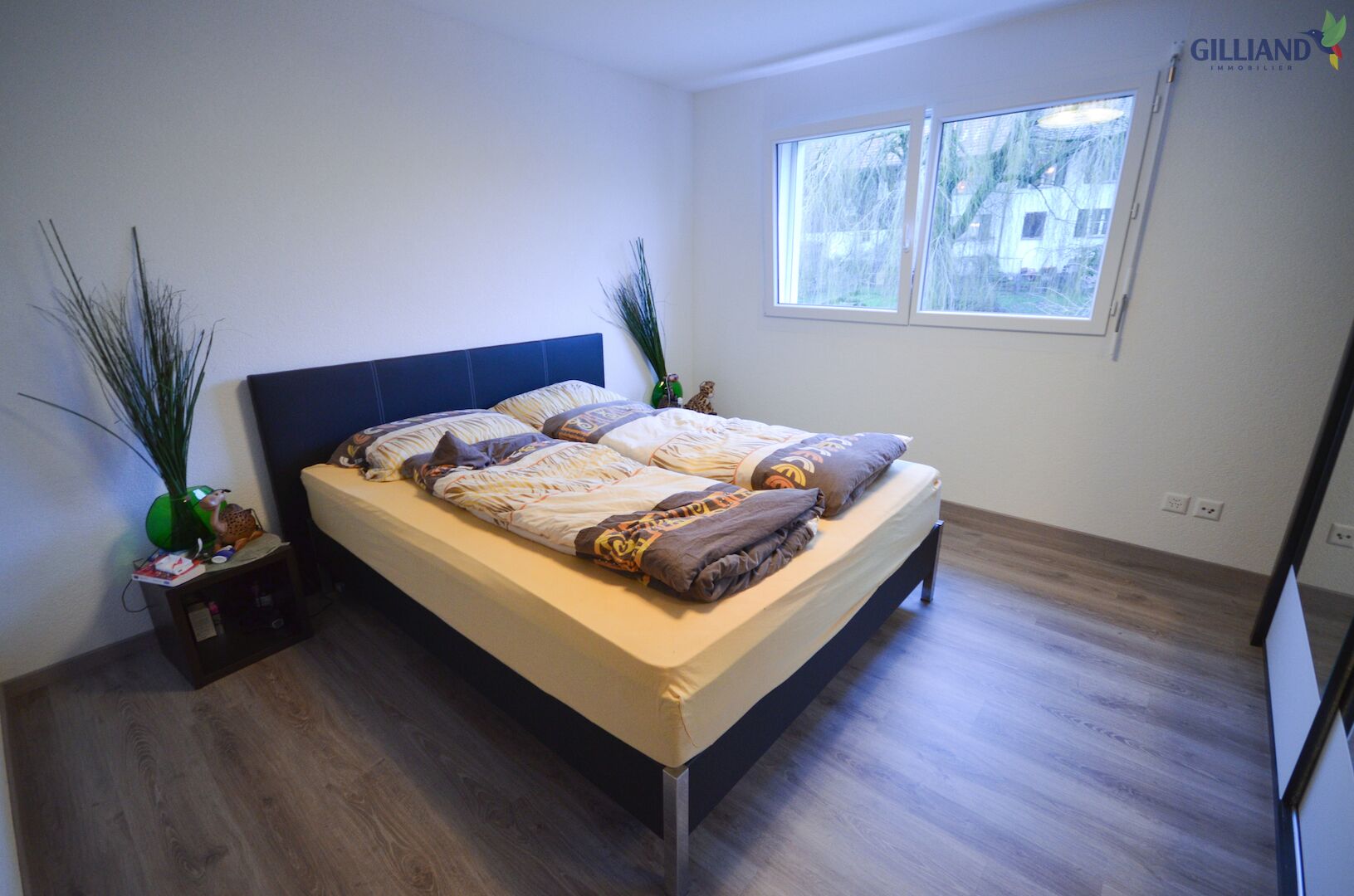 Schlafzimmer mit Doppelbett und Fenster