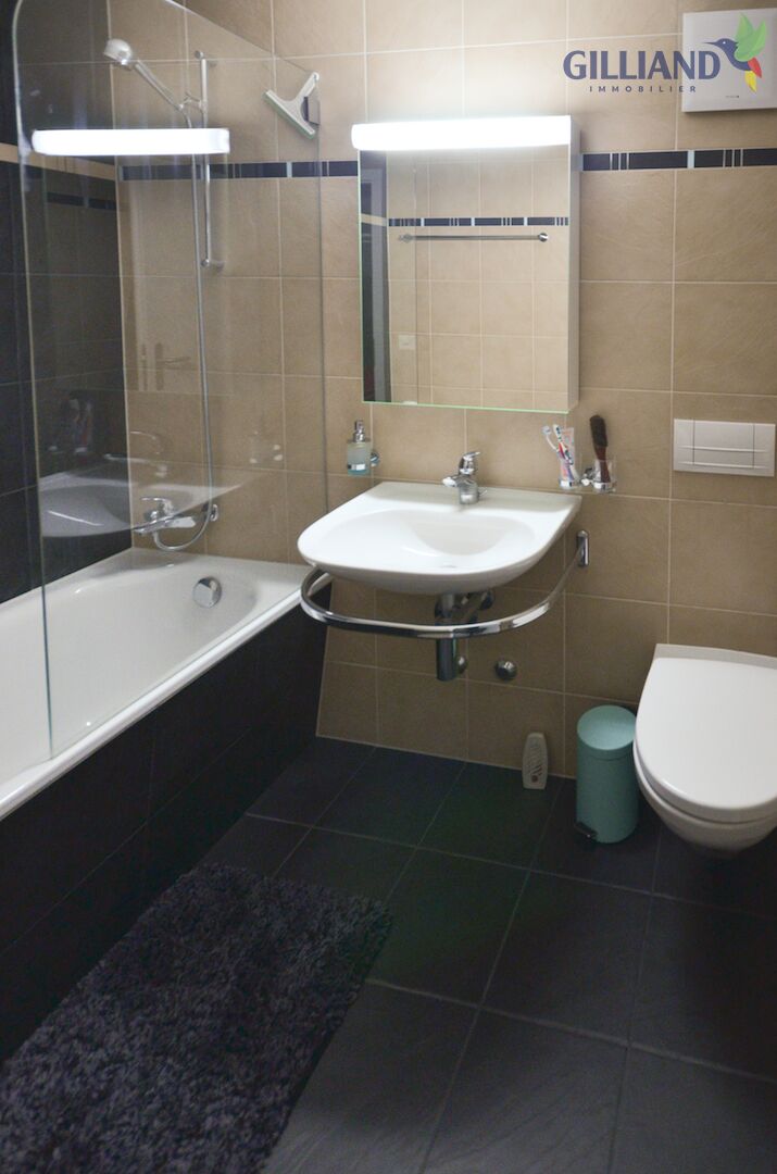 Modernes Badezimmer mit Badewanne und Waschtisch