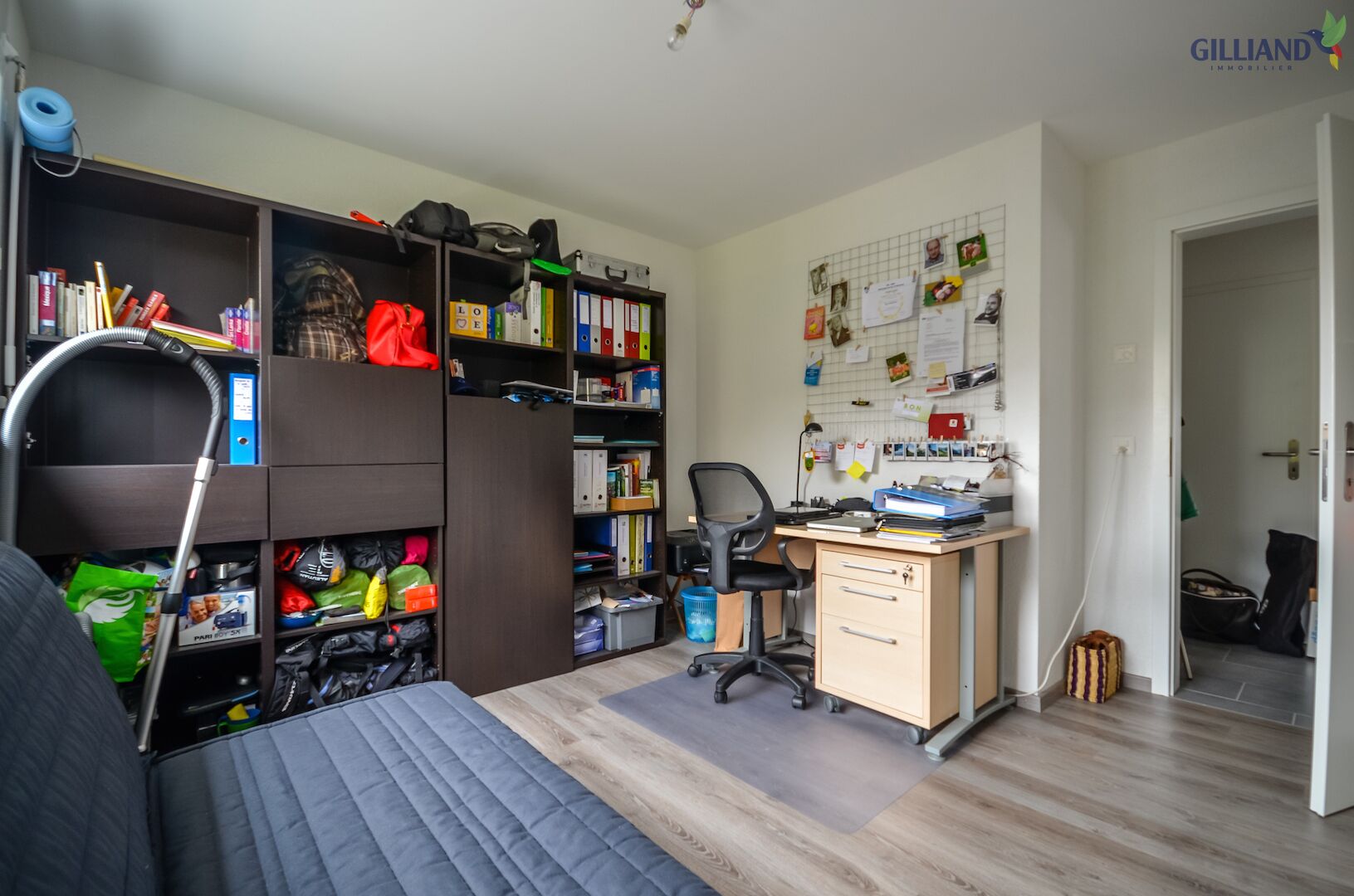 Arbeitszimmer mit Schreibtisch und Regalsystem