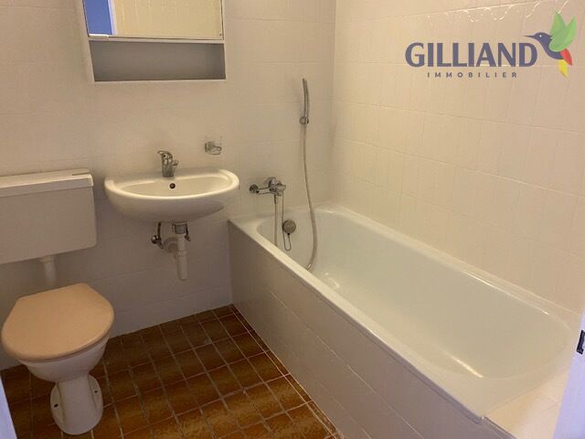 Badezimmer mit Badewanne und WC