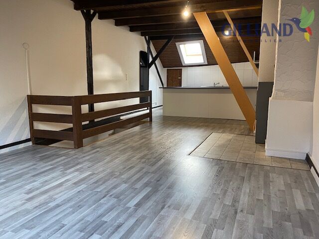 Ausgebauter Dachraum mit sichtbaren Balken