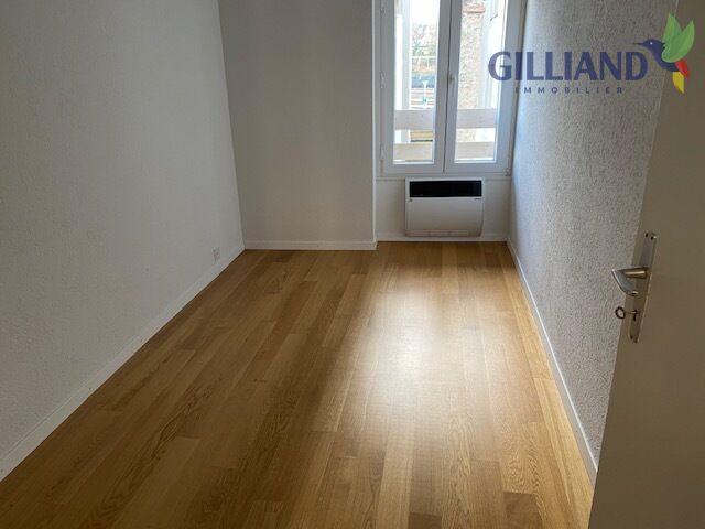 Kleines Zimmer mit Holzboden