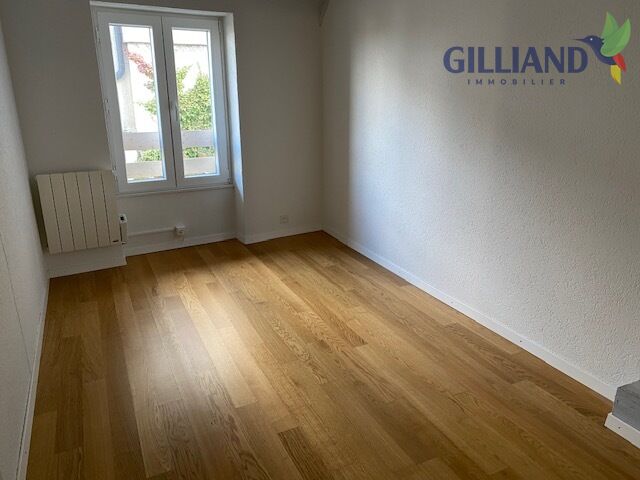 Leerer heller Raum mit Holzfußboden