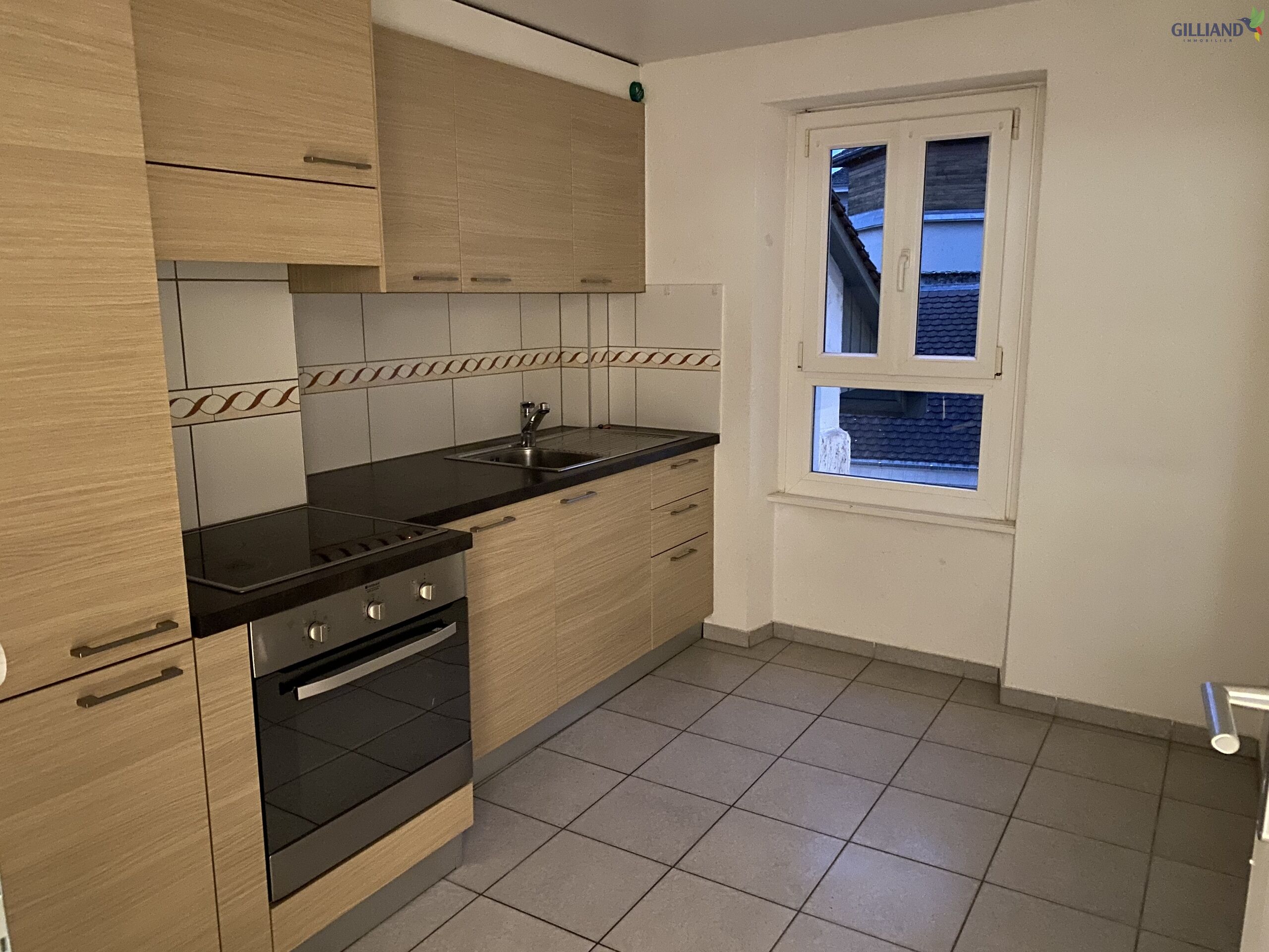 Kleine Küche mit Holzoptik und Fenster