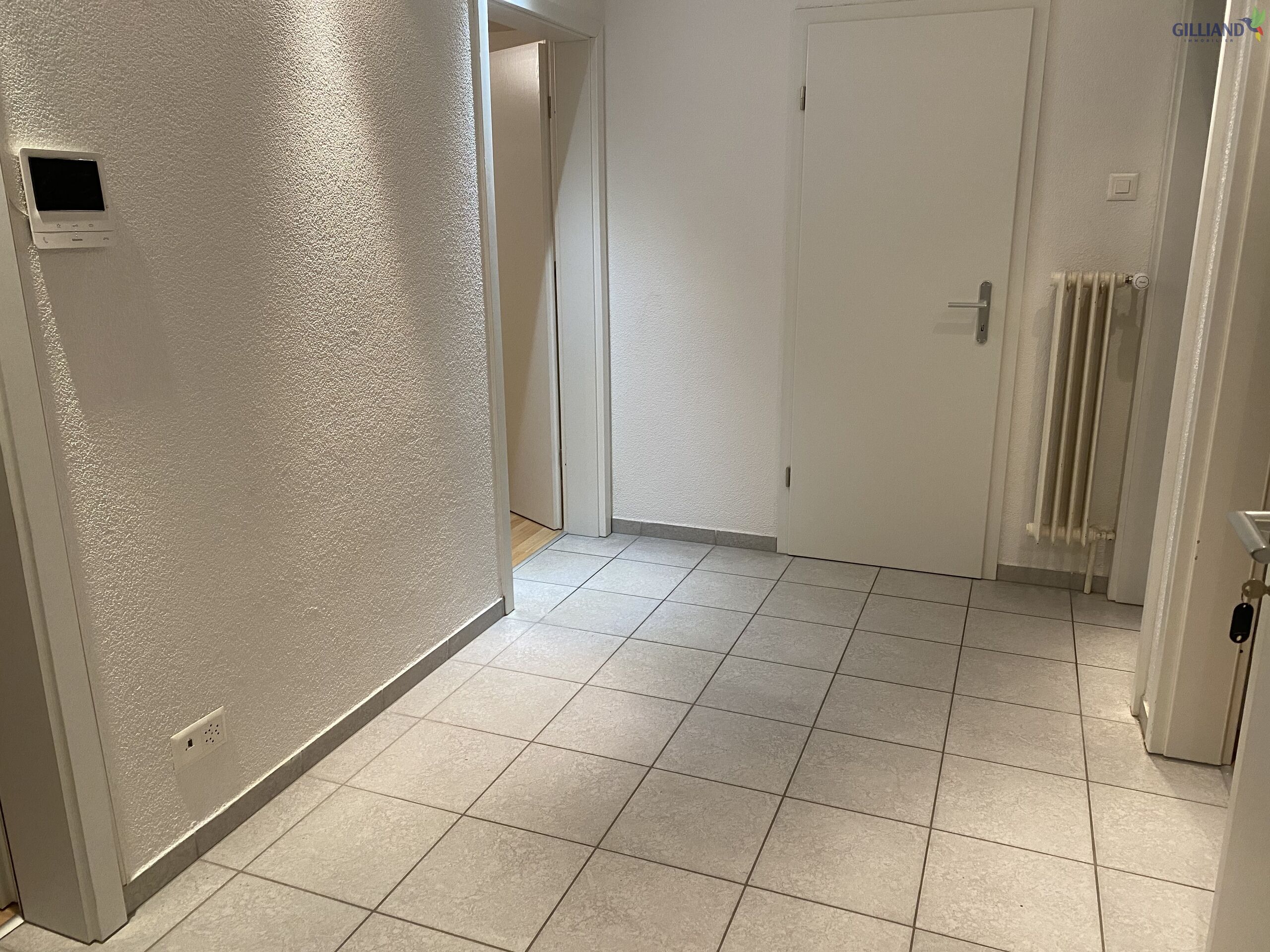 Heller Flur mit Fliesenboden