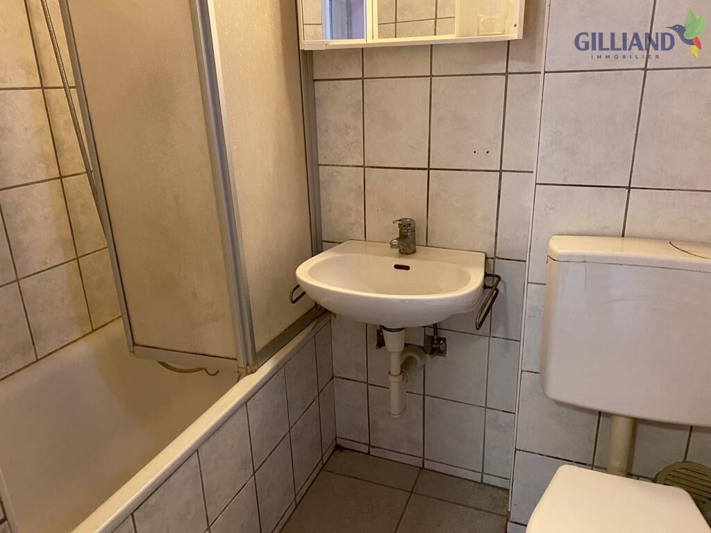 Kleines, einfaches Badezimmer