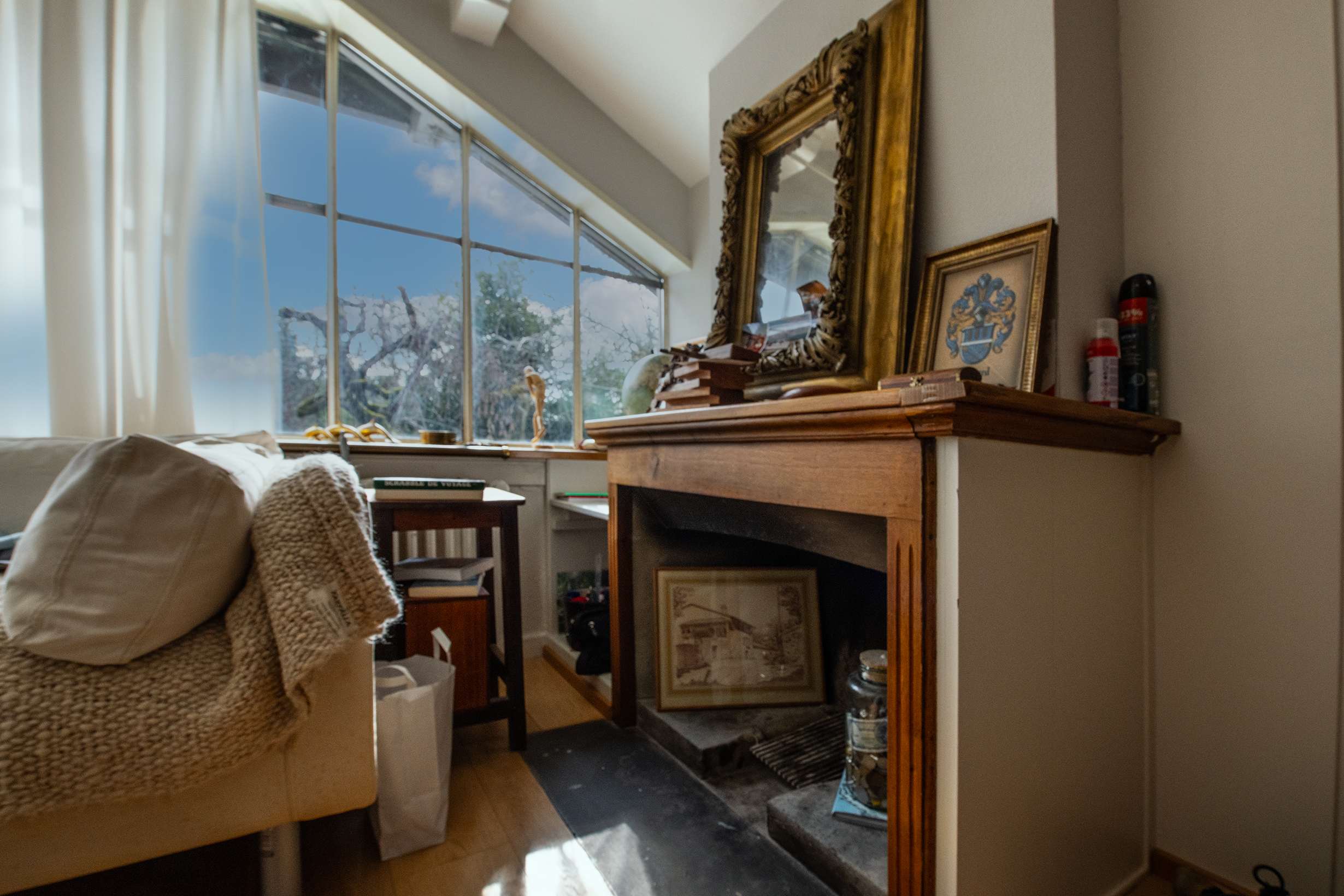 Gemütliches Wohnzimmer mit Kamin und großem Fenster
