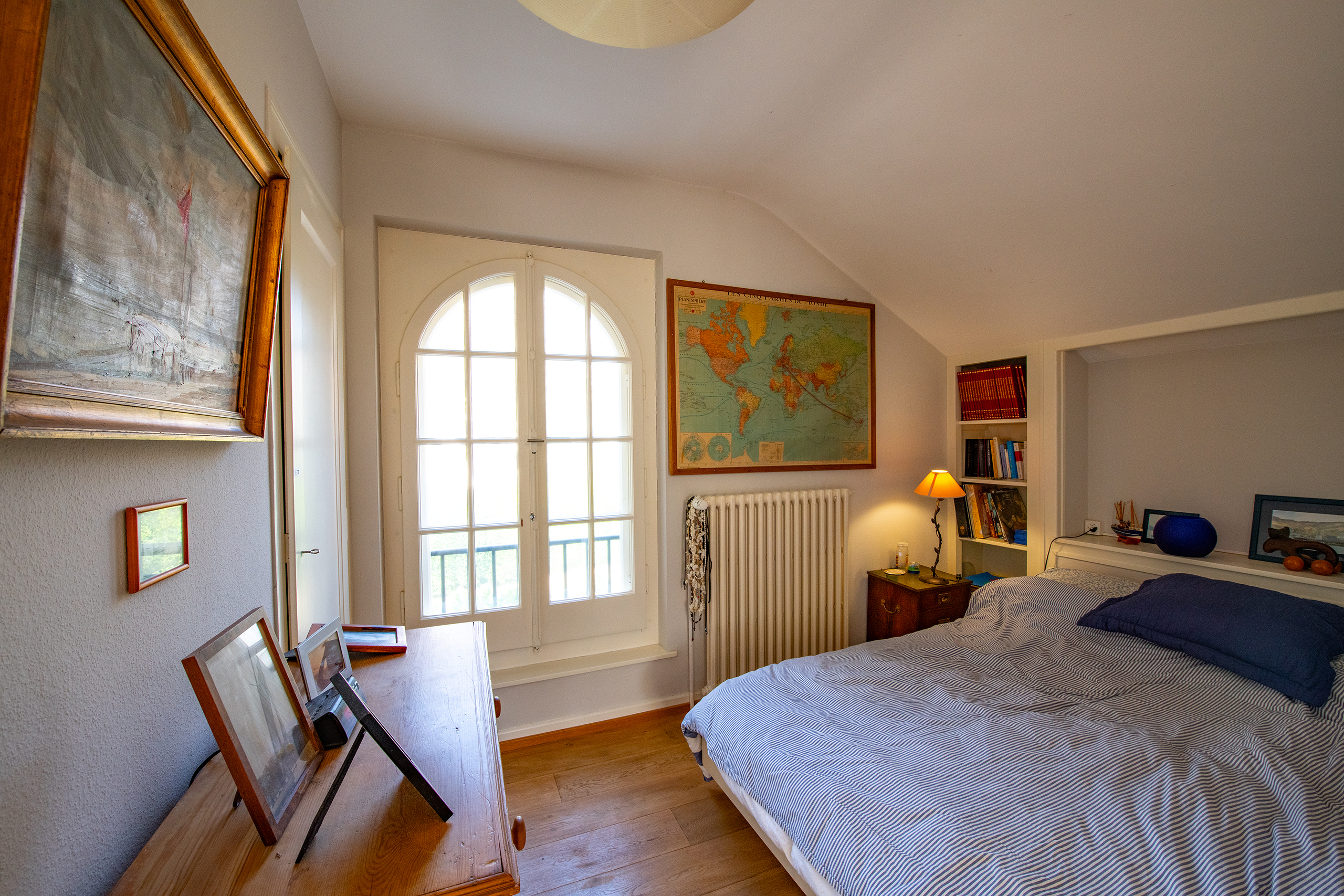 Gemütliches Schlafzimmer unter der Schräge