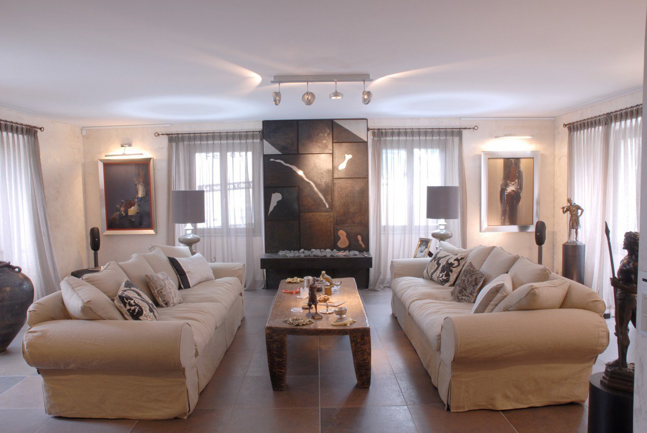 Helles Wohnzimmer mit zwei Sofas und Kaminwand