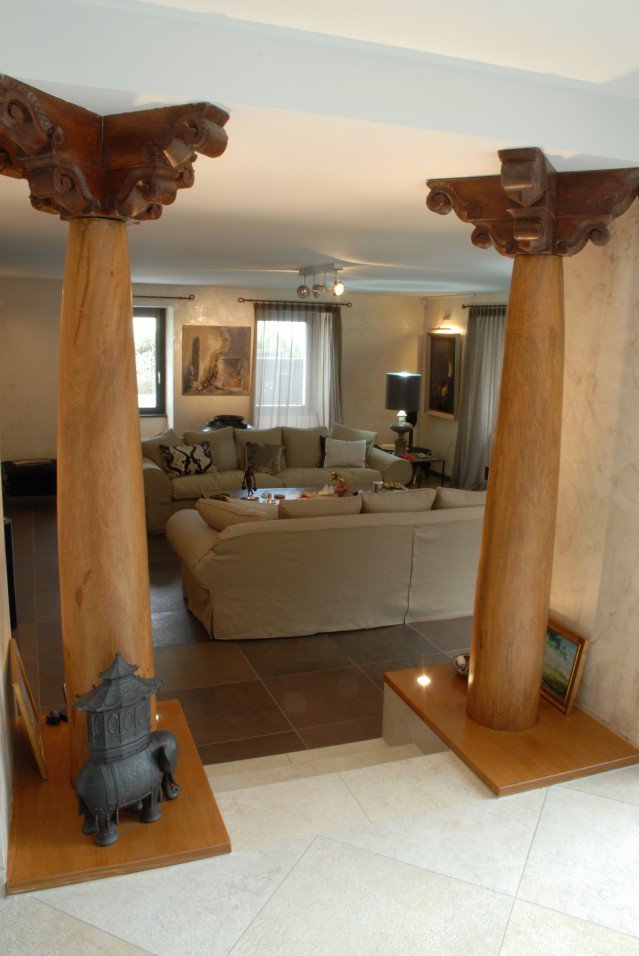 Wohnzimmer mit dekorativen Säulen und Sofa-Lounge