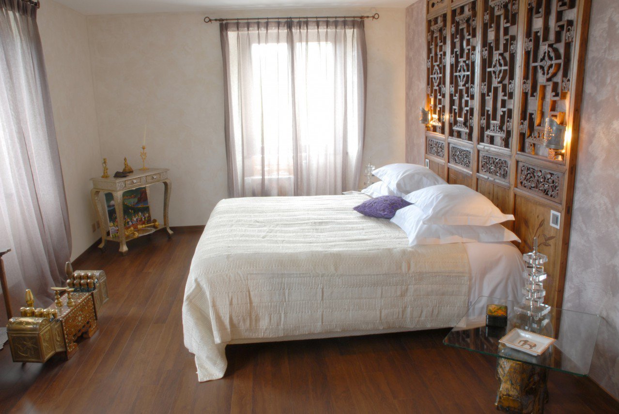 Schlafzimmer mit orientalischen Dekorelementen