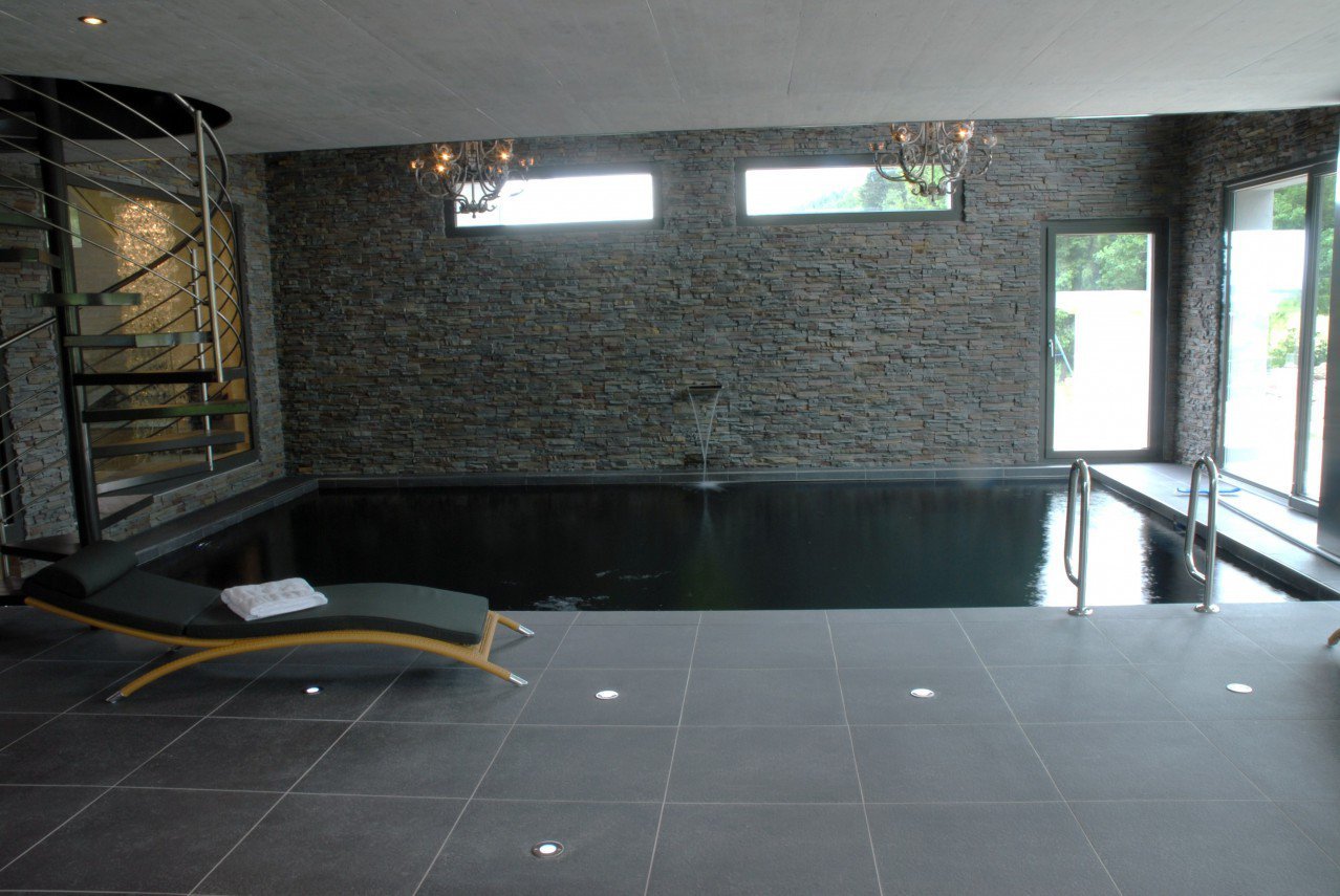 Innenpool mit Lounge-Bereich
