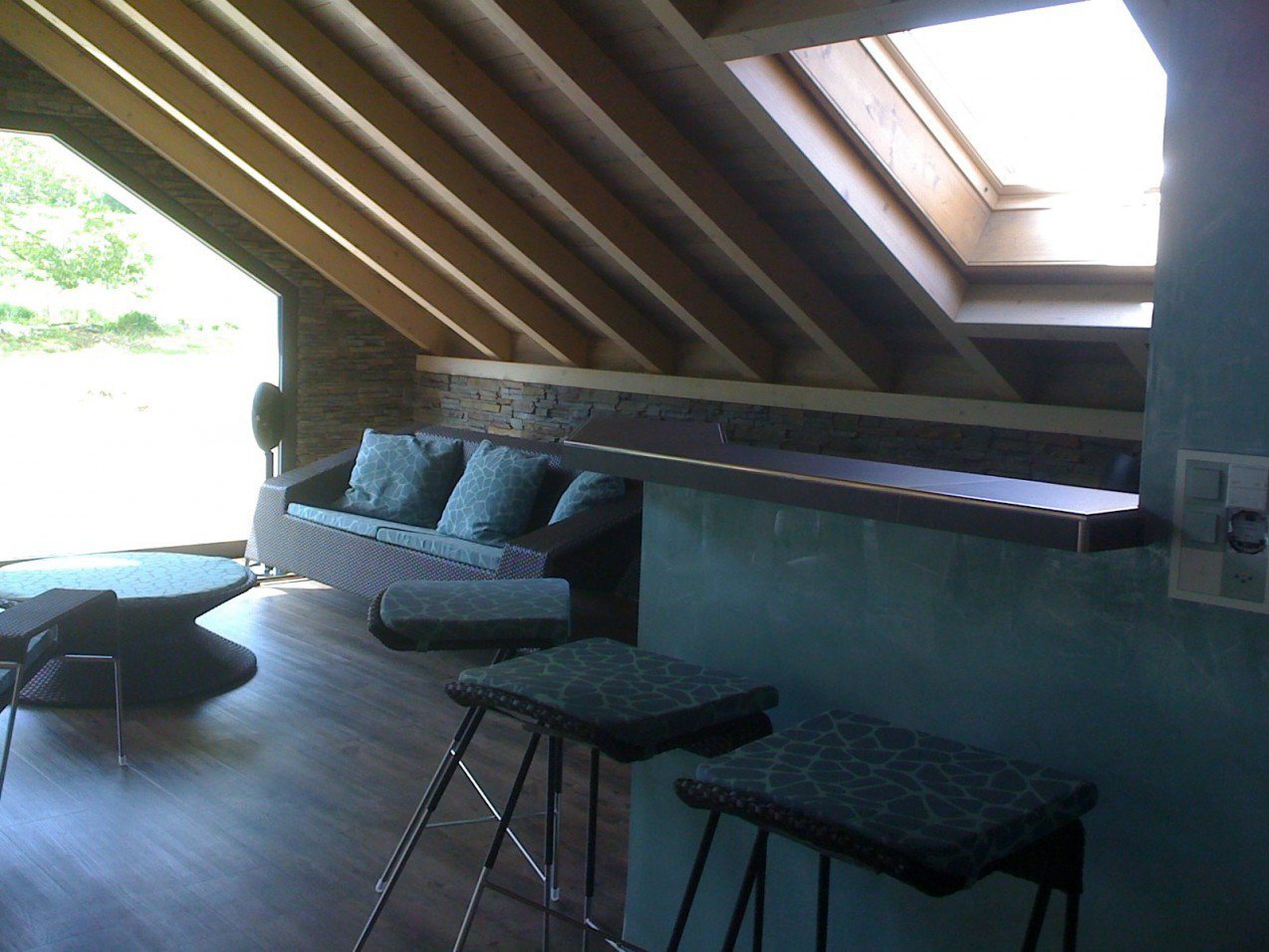 Dachgeschoss-Lounge mit Dachfenster