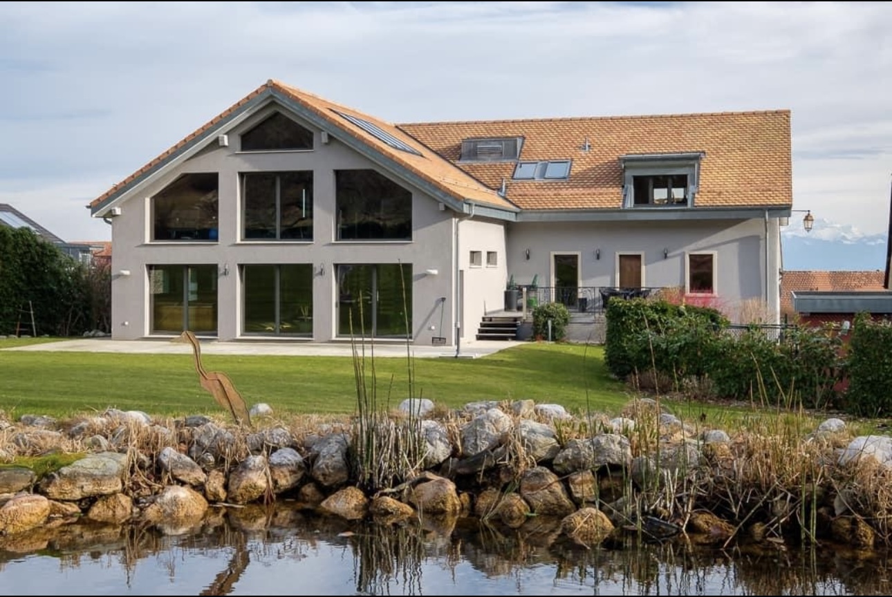 Modernes Einfamilienhaus mit Garten und Teich