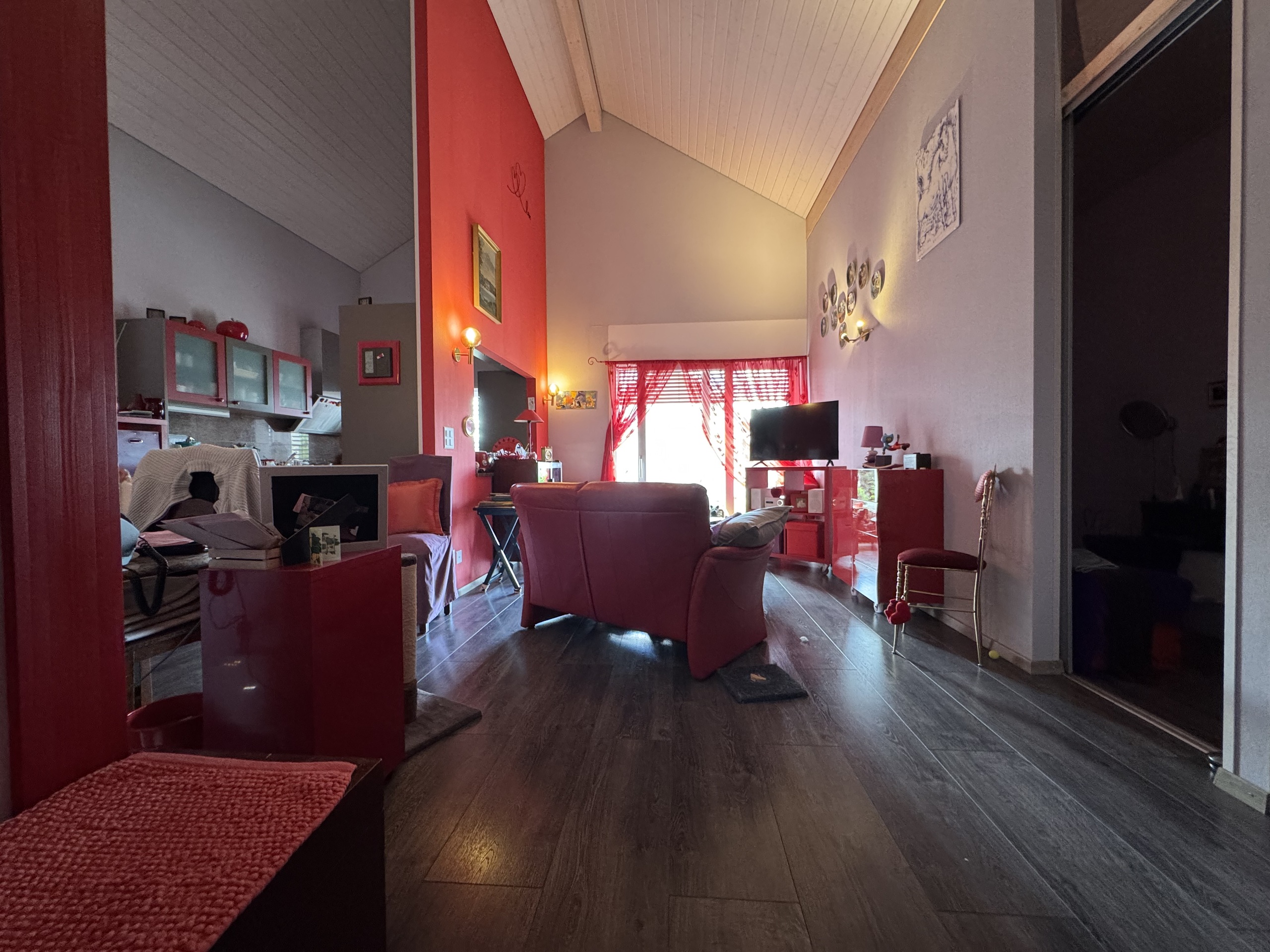 Wohnzimmer mit offener Küche