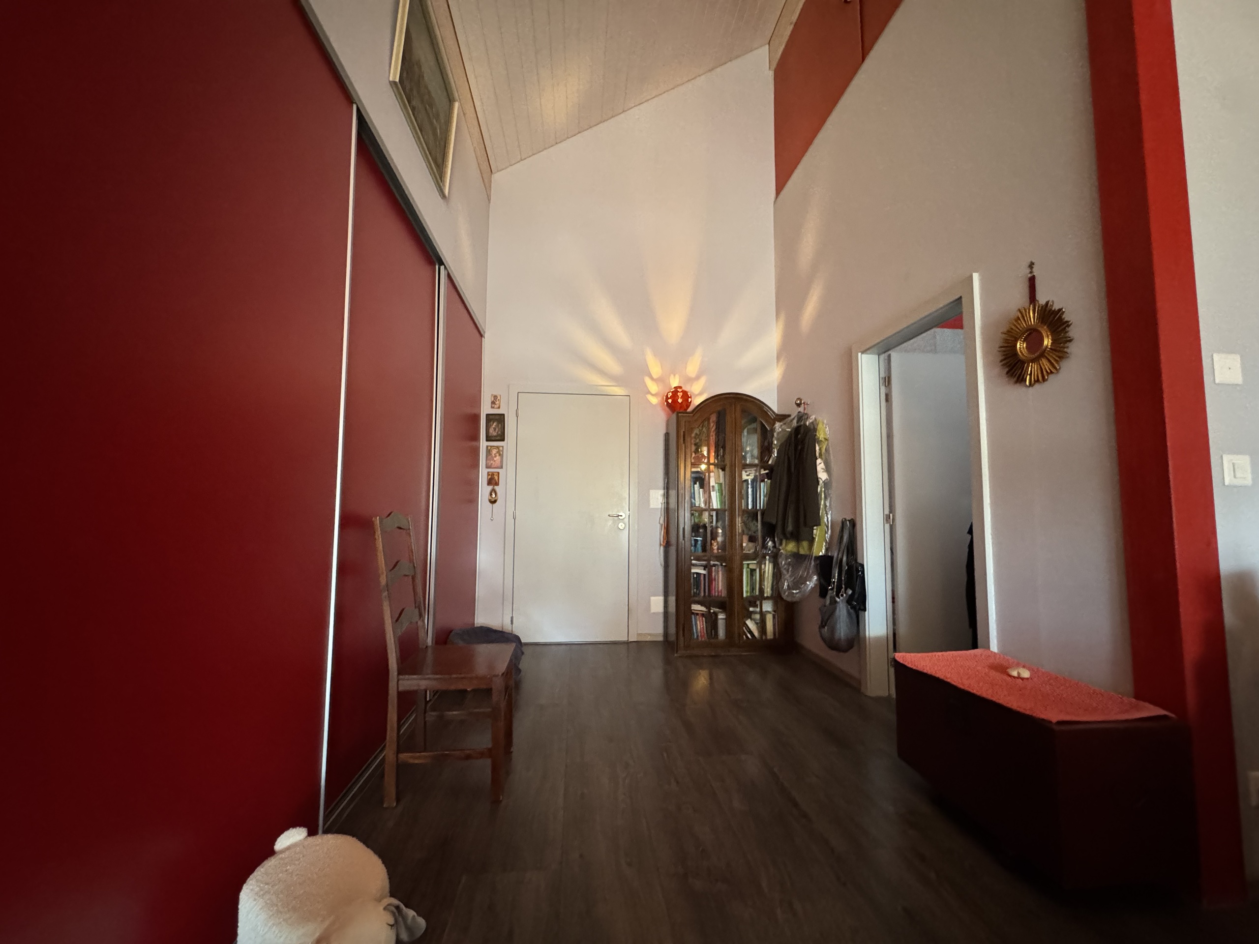 Farbenfroher Flur mit hoher Decke