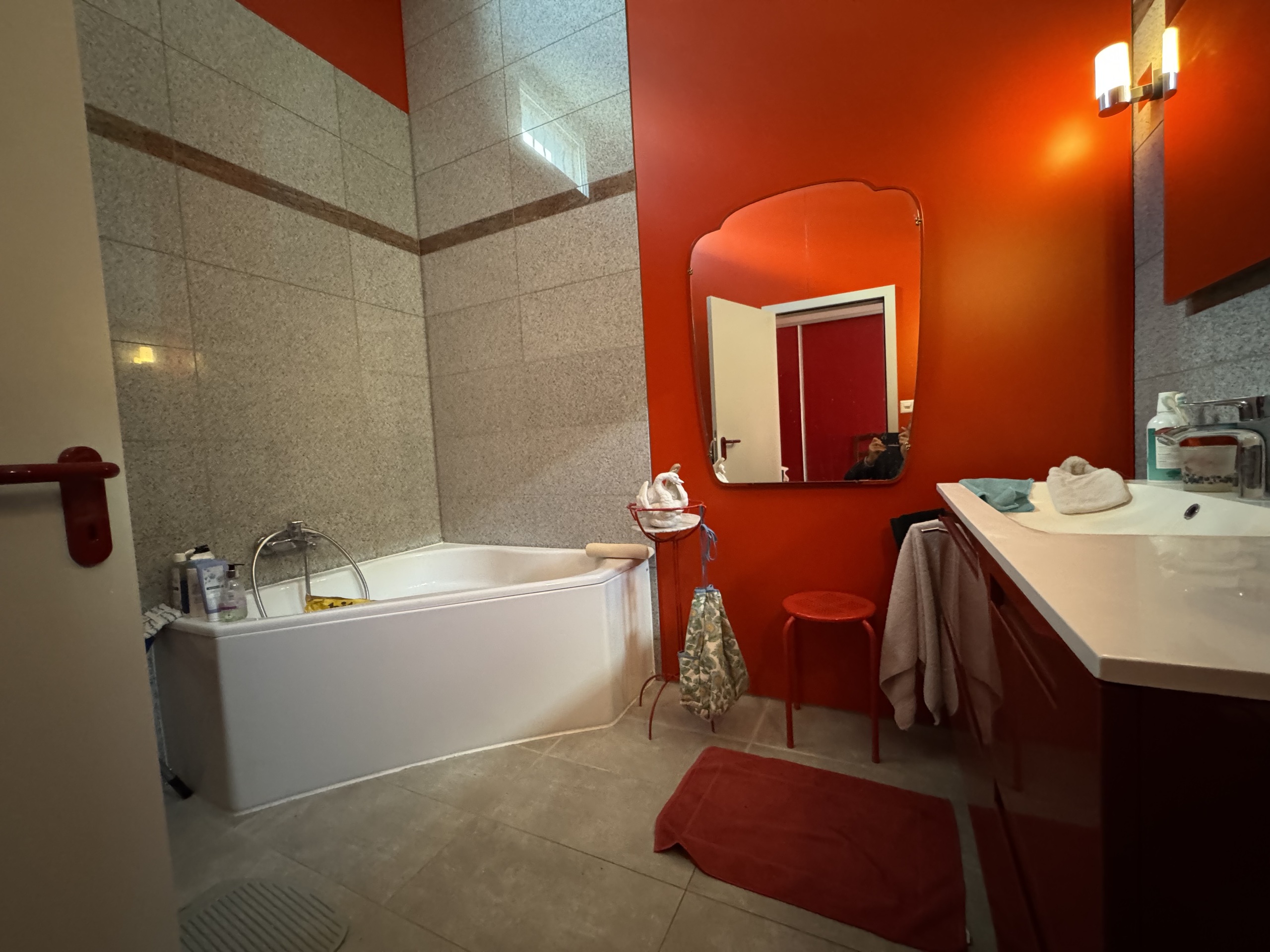 Modernes Badezimmer mit kräftig roten Wänden