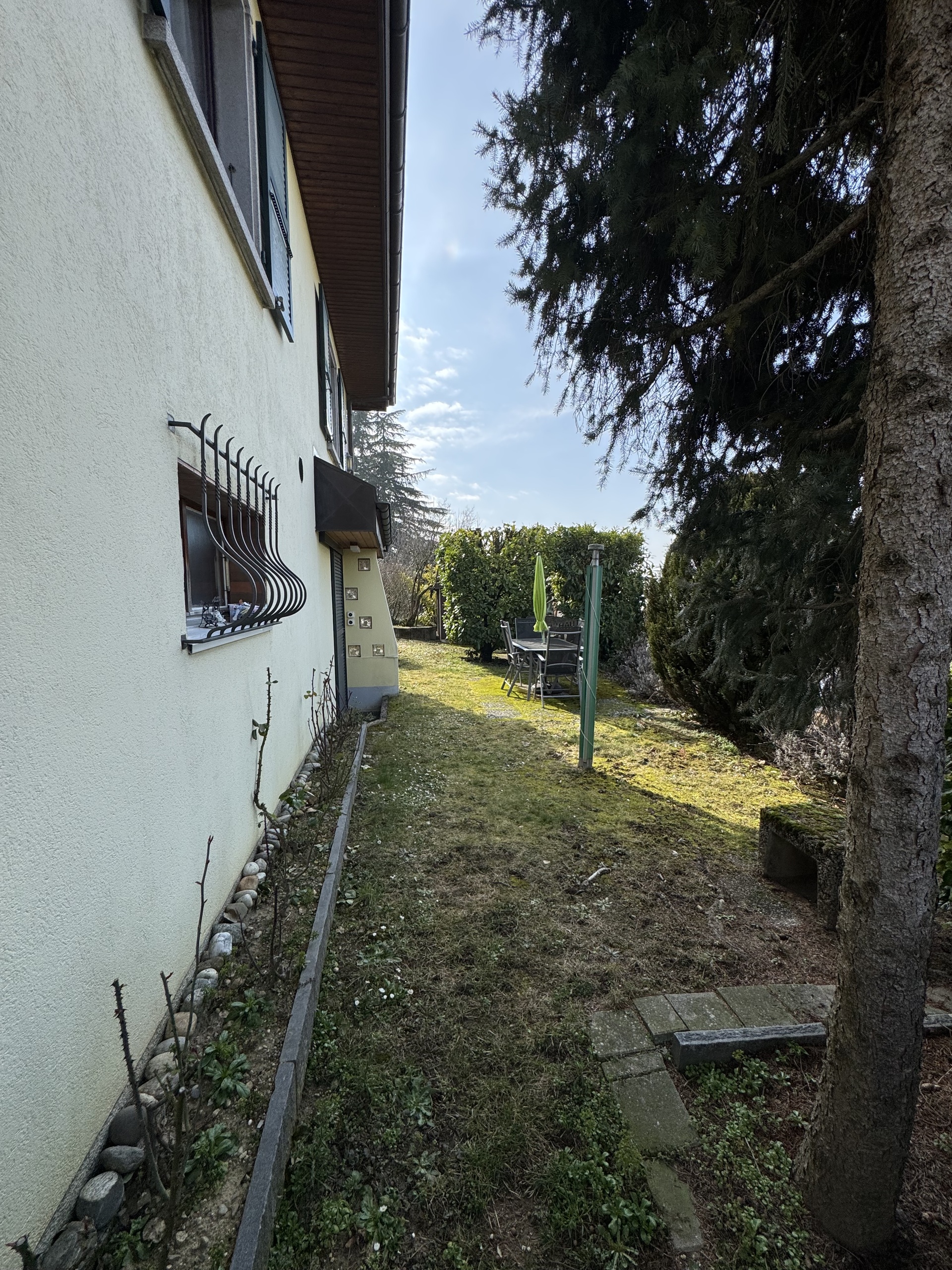 Seitlicher Gartenbereich an einem Wohnhaus