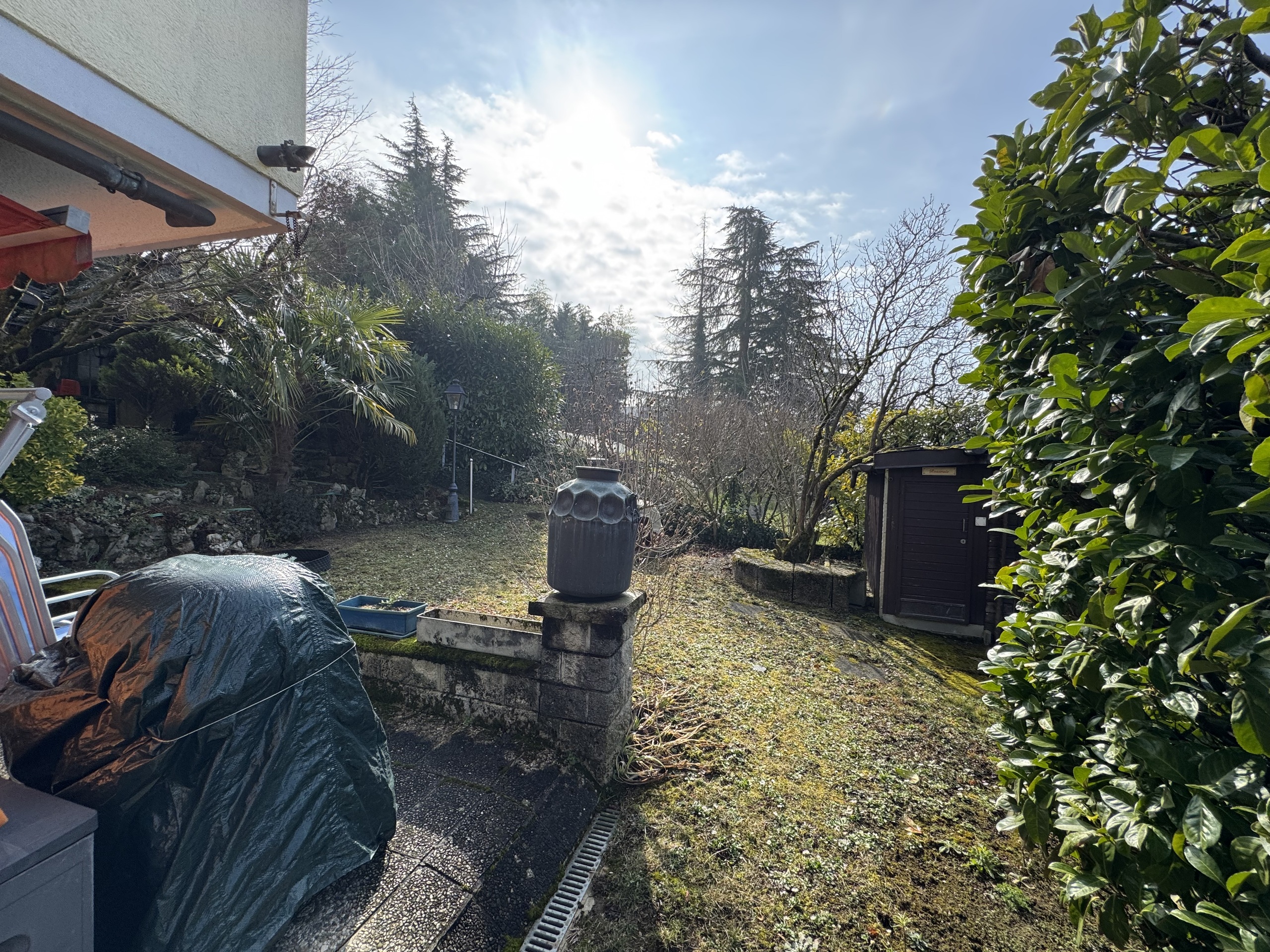 Garten mit Terrasse und Geräteschuppen