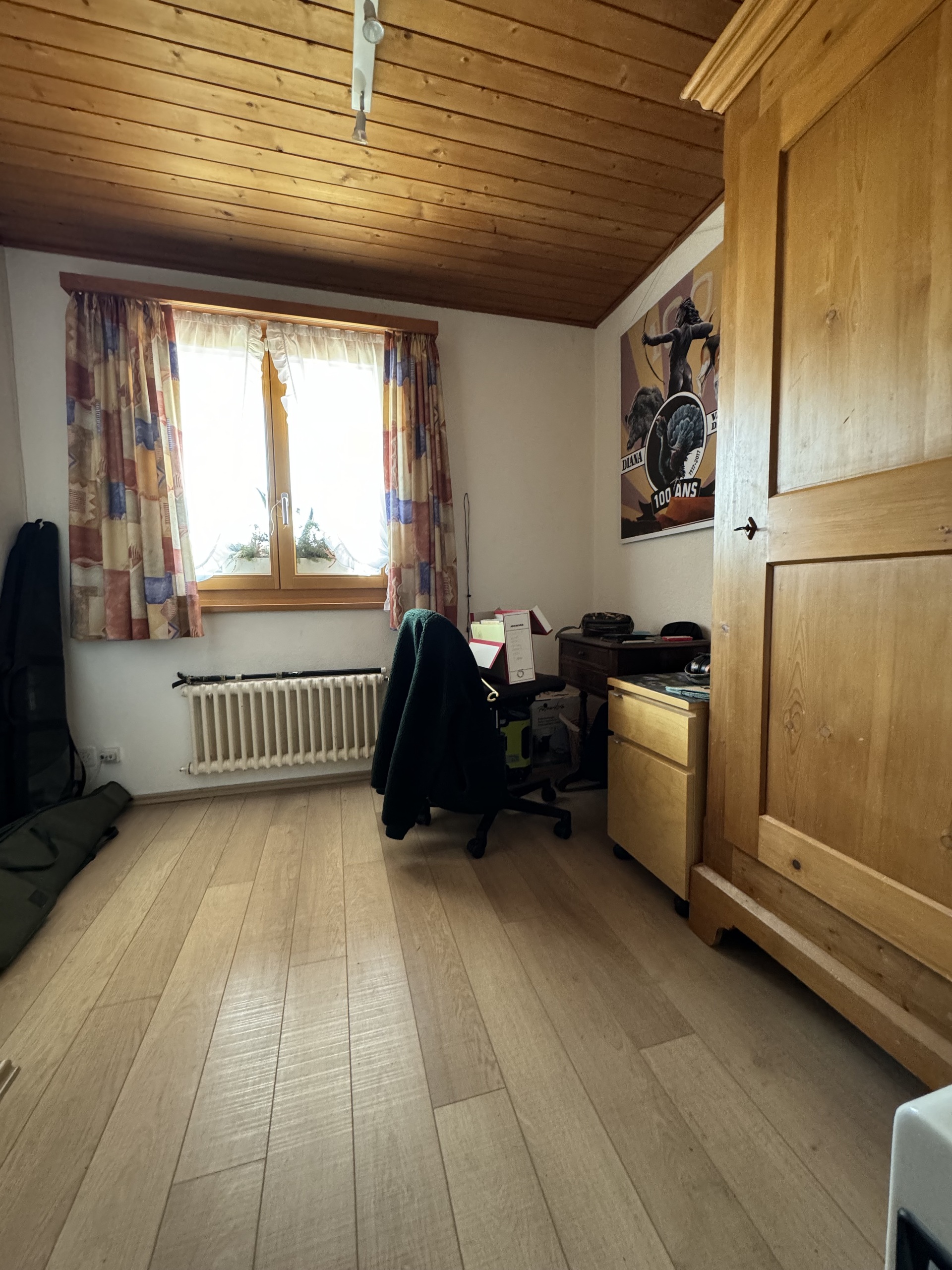 Dachzimmer mit Holzdecke und Kleiderschrank