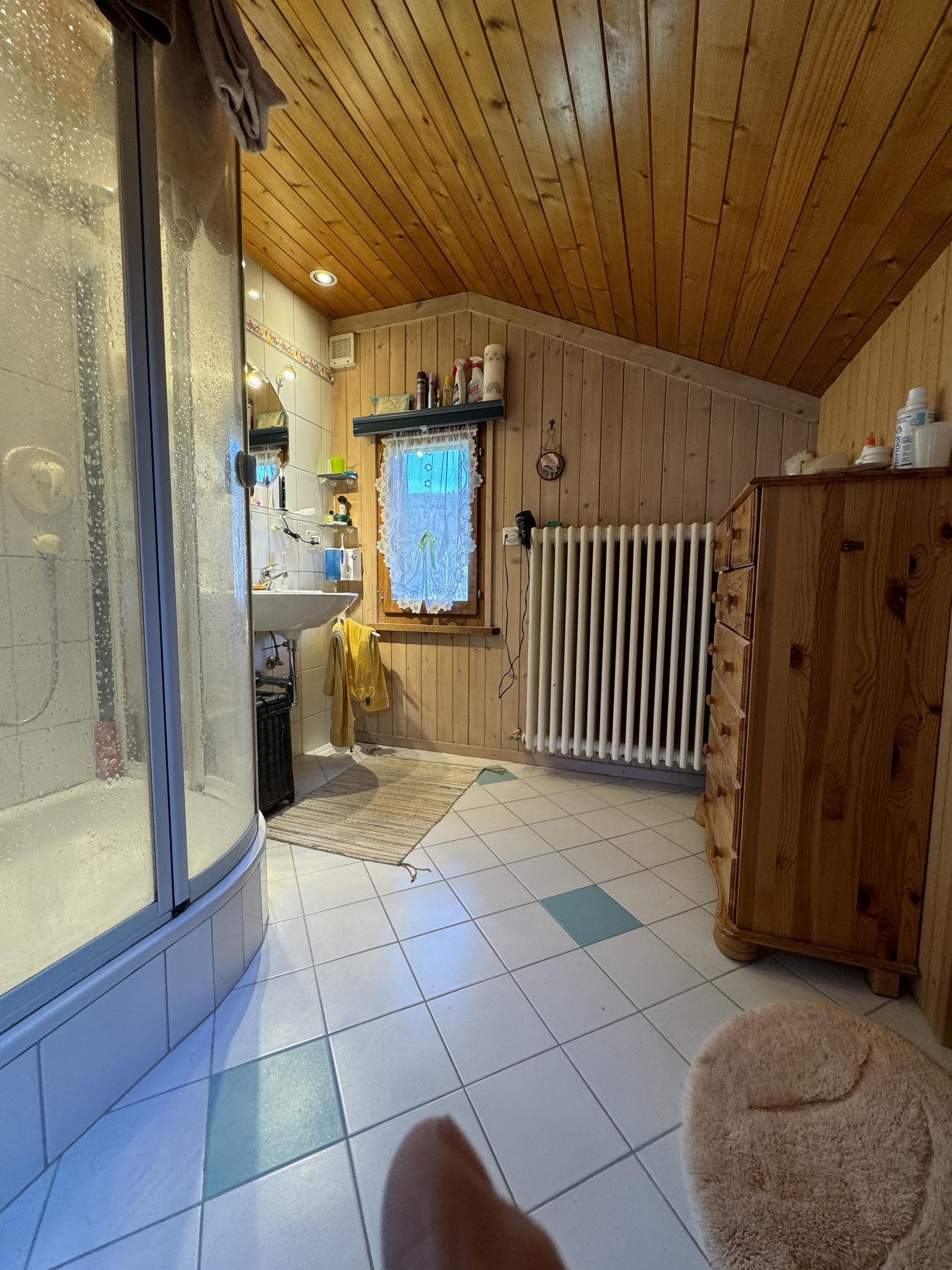 Rustikales Badezimmer mit Holzvertäfelung