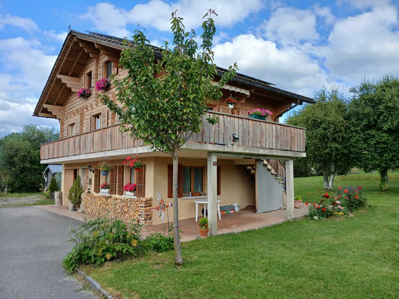 Alpines Holzhaus mit Balkon und Garten