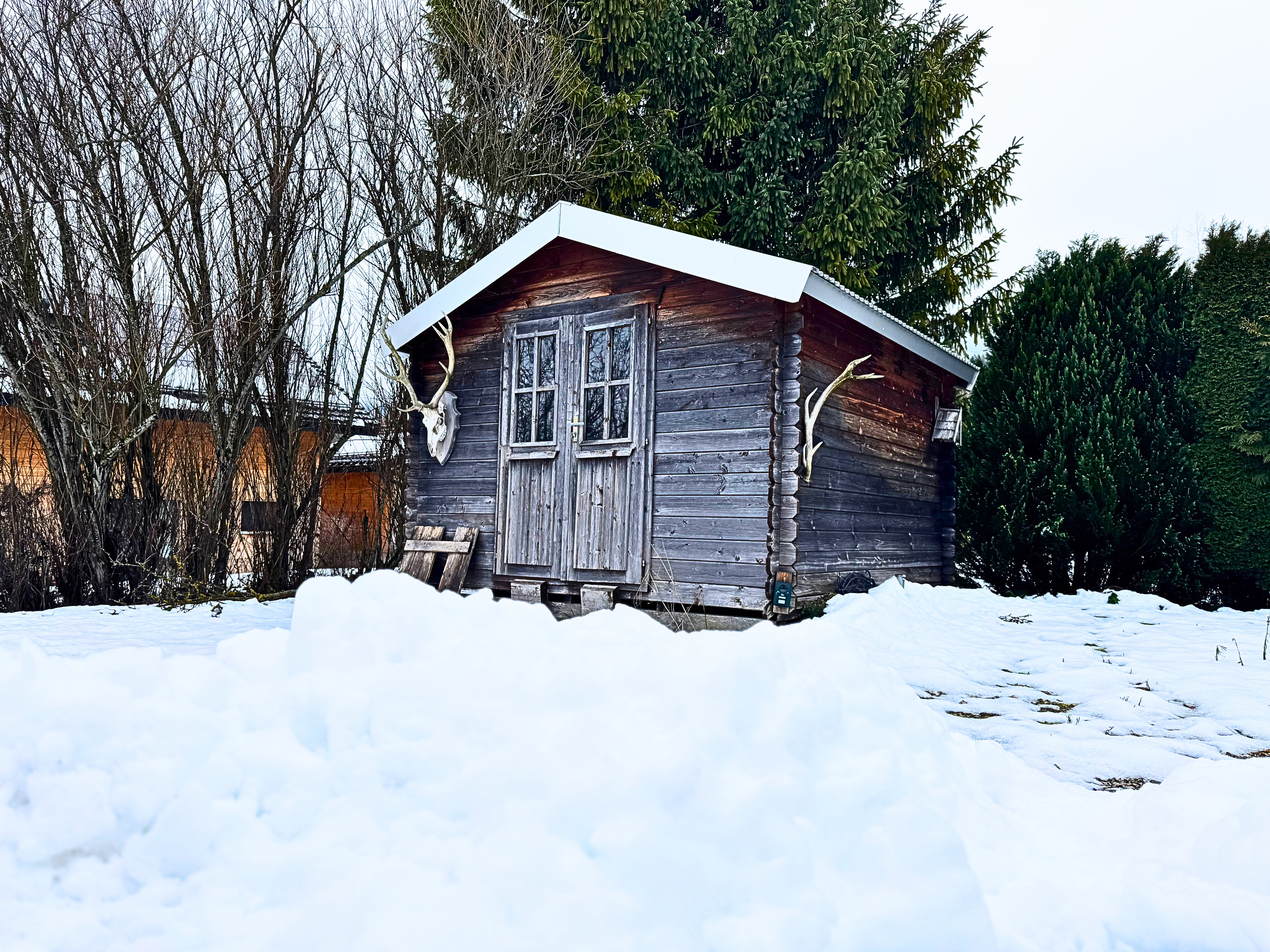 Holzhütte im Schnee