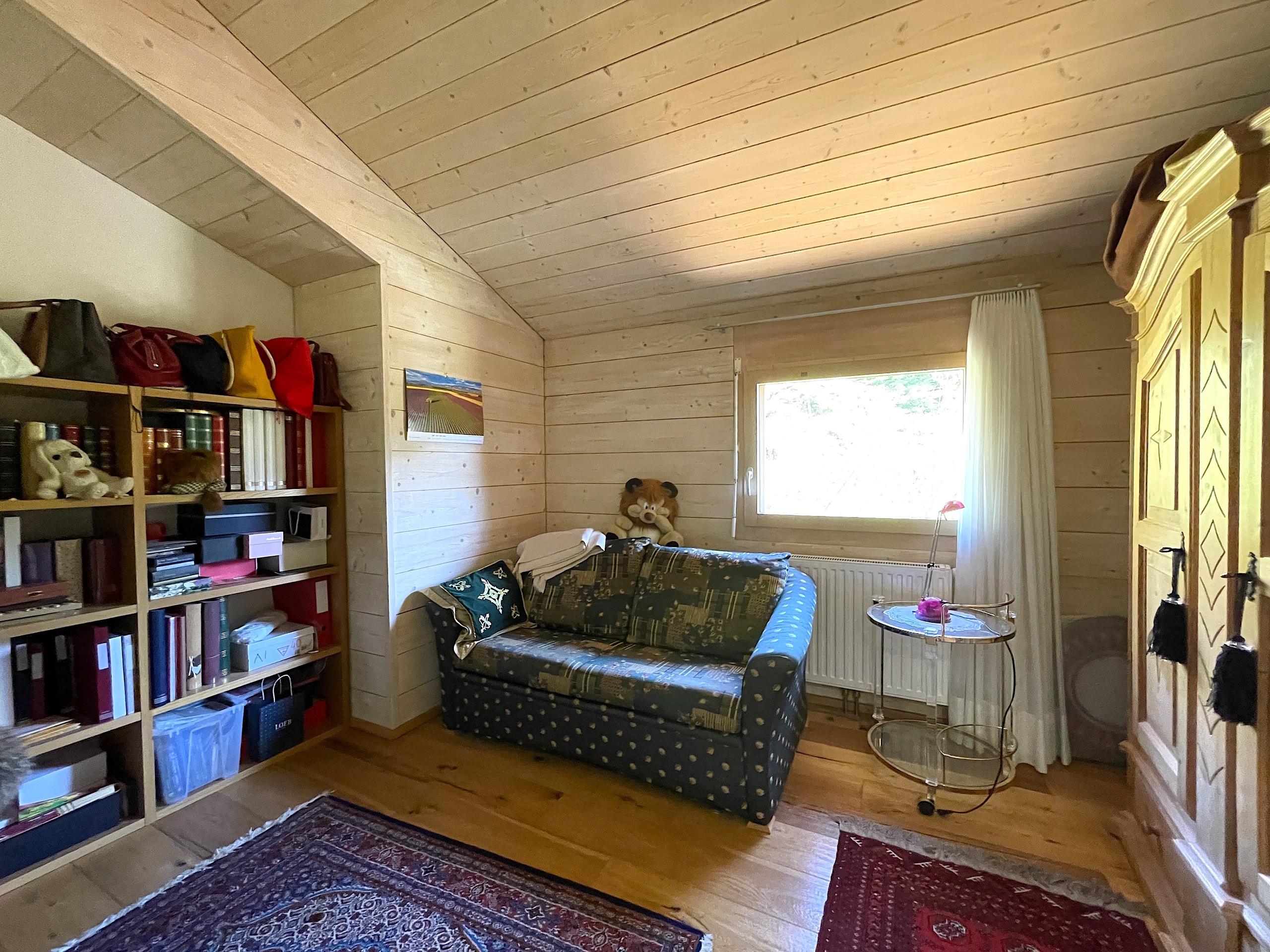 Gemütliches Dachzimmer mit Holzvertäfelung
