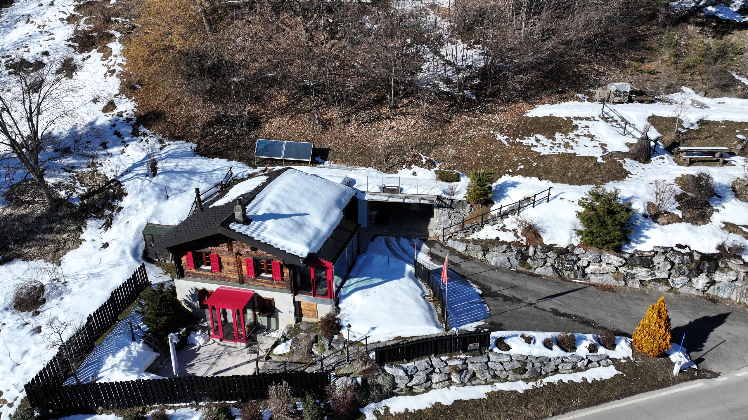 Alpenhaus mit Schneelage