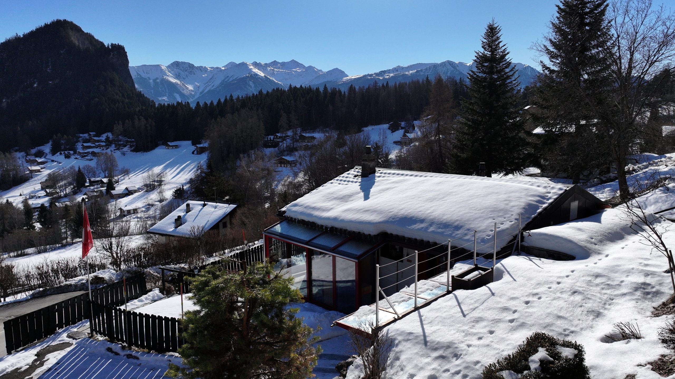 Schneebedecktes Berghaus mit Panoramablick