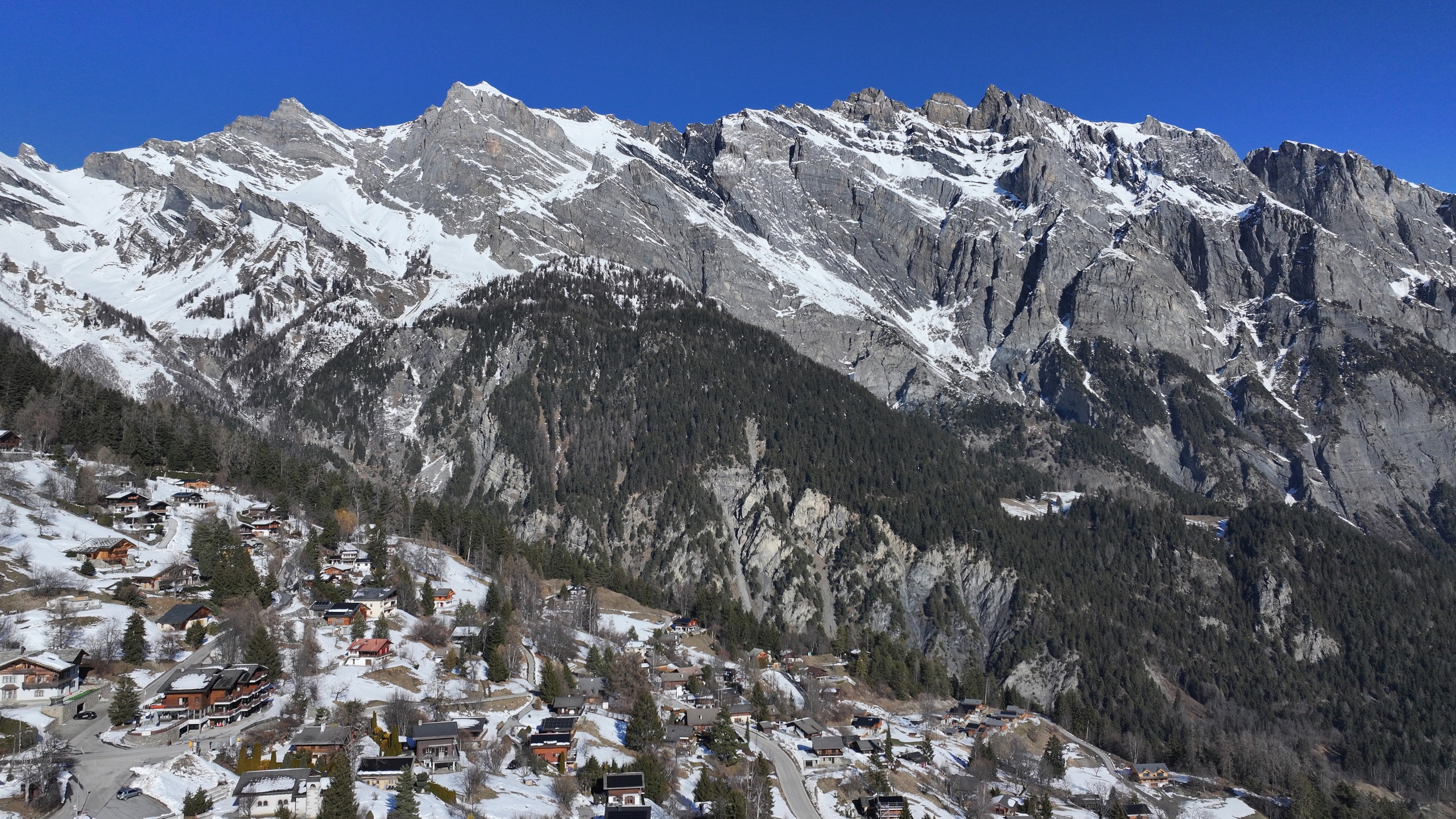 Alpines Bergpanorama mit Dorf im Schnee