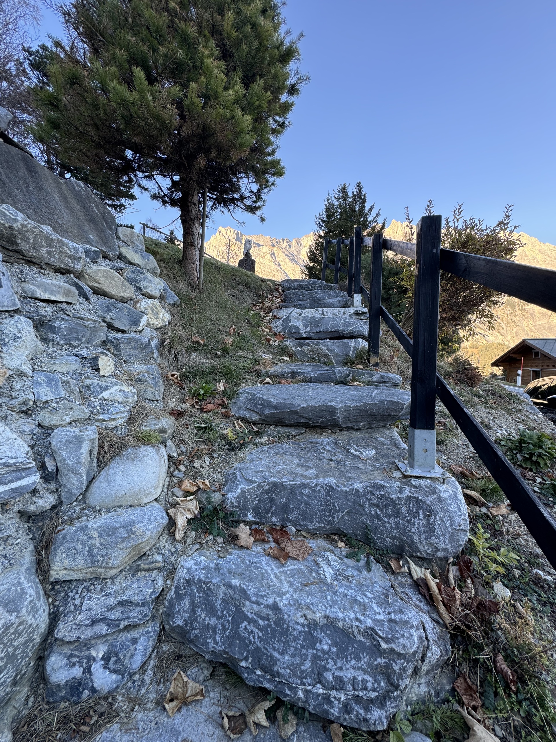 Stein-Treppe im Außenbereich mit Bergblick