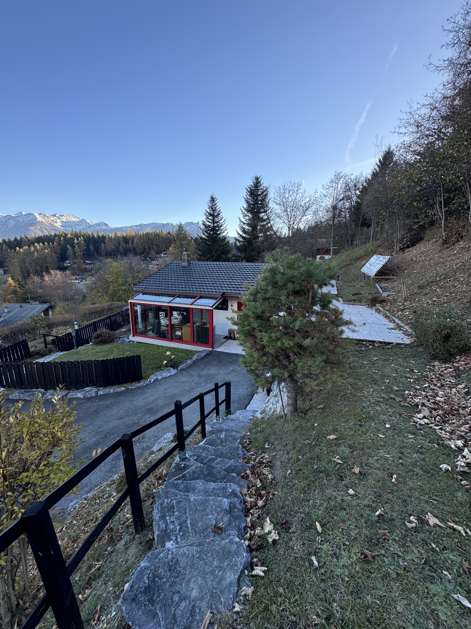 Berghang mit Haus und Panoramablick