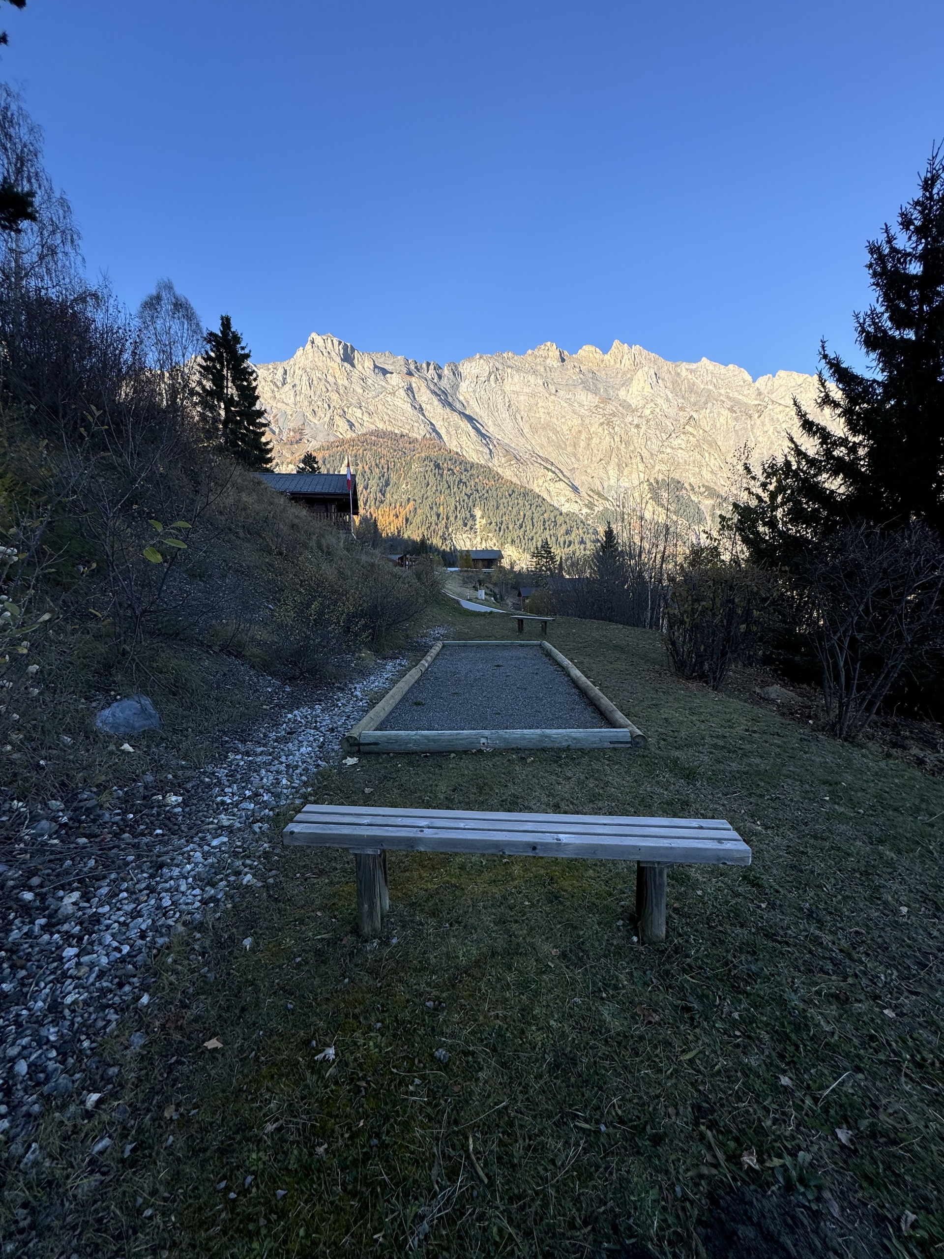 Alpenlandschaft mit Bergblick und Sitzbank