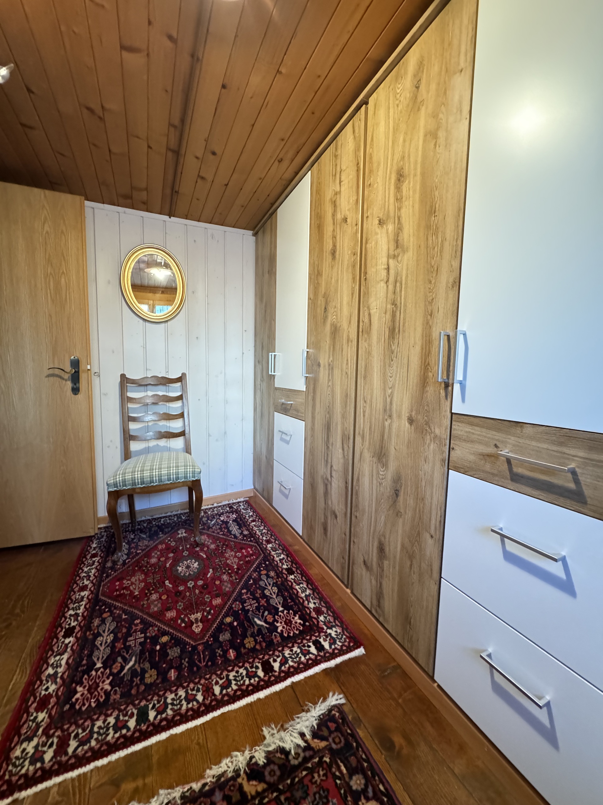 Gemütlicher Dachgeschoss-Flur mit Holz- und Einbauelementen