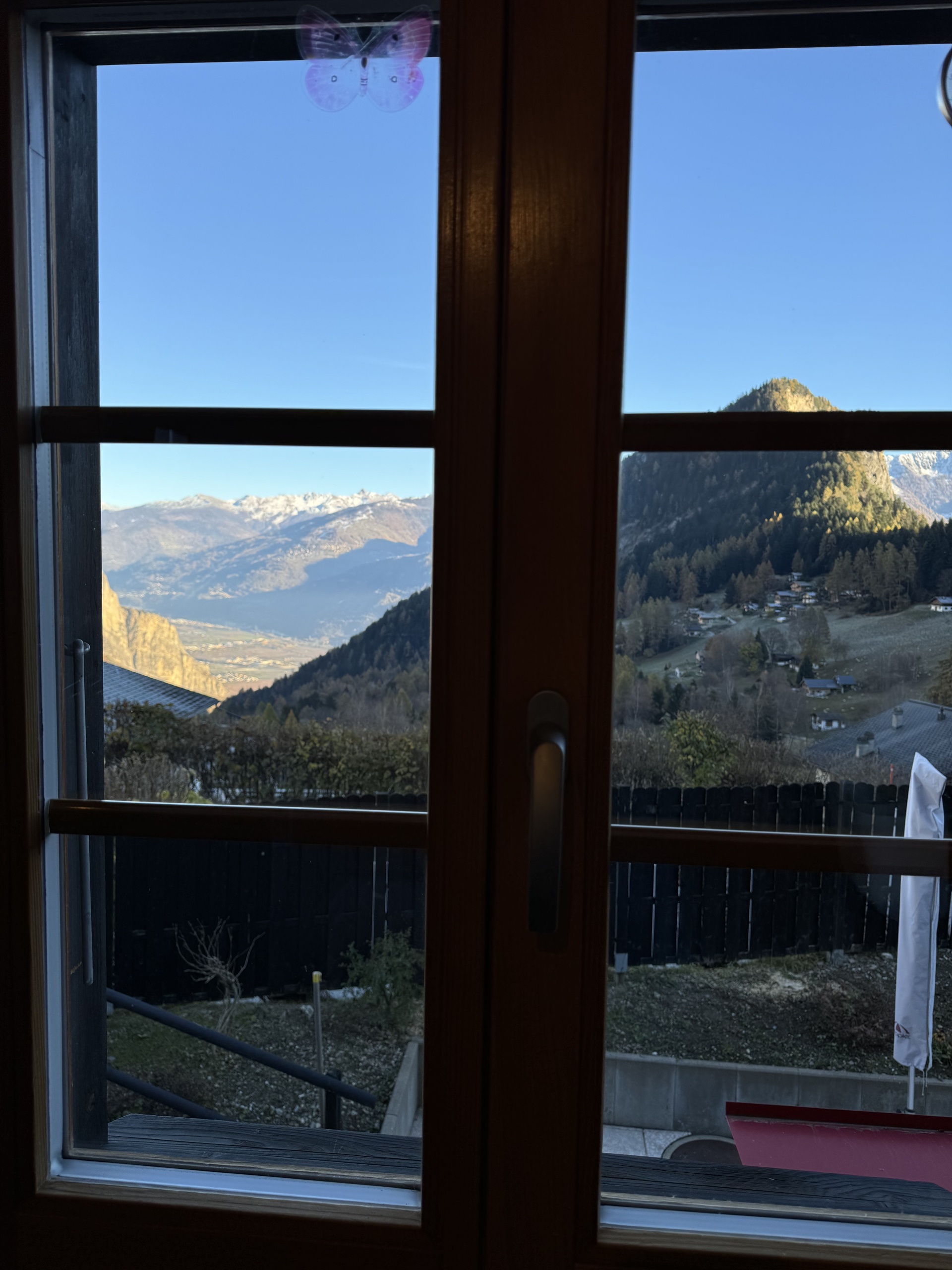 Bergblick durch ein Holzfenster