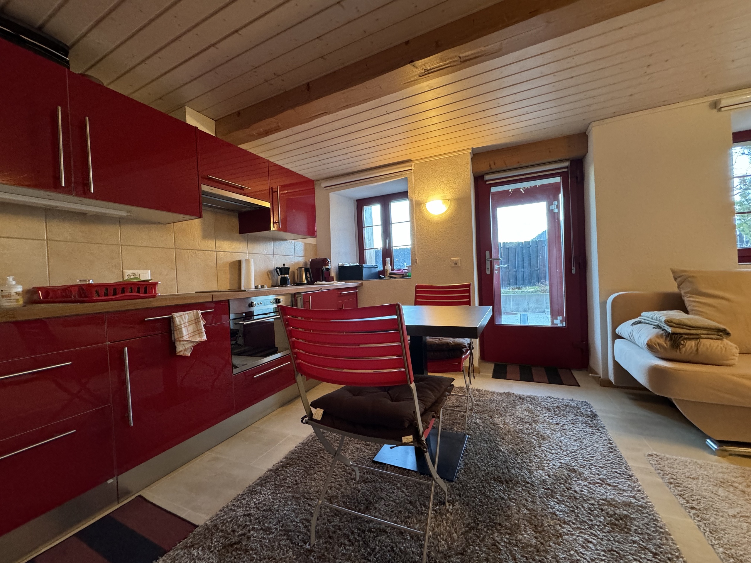 Offene Küche mit Essbereich und Terrassentür