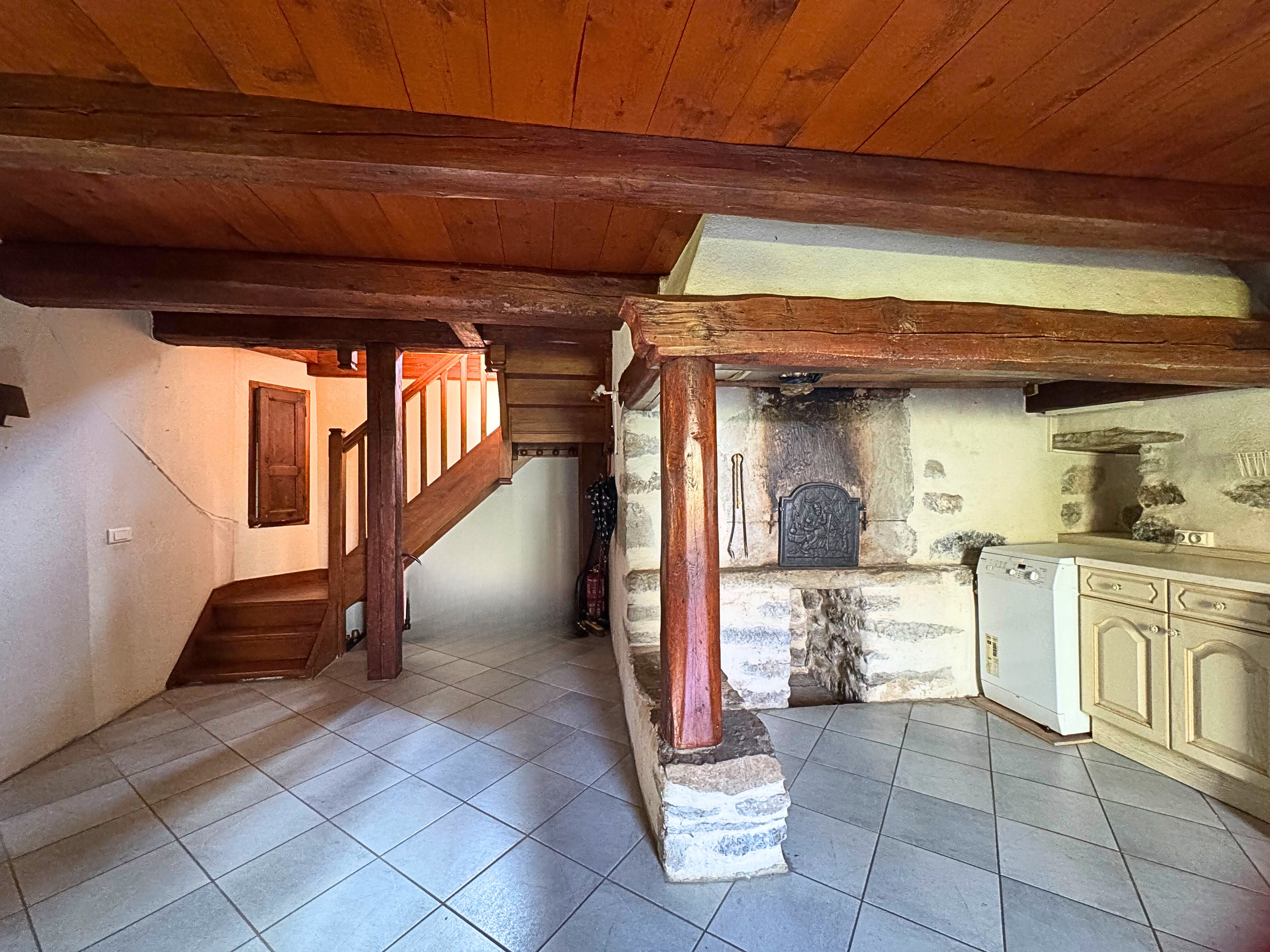 Rustikaler Keller- bzw. Nebenraum mit Holzdecke und Treppe