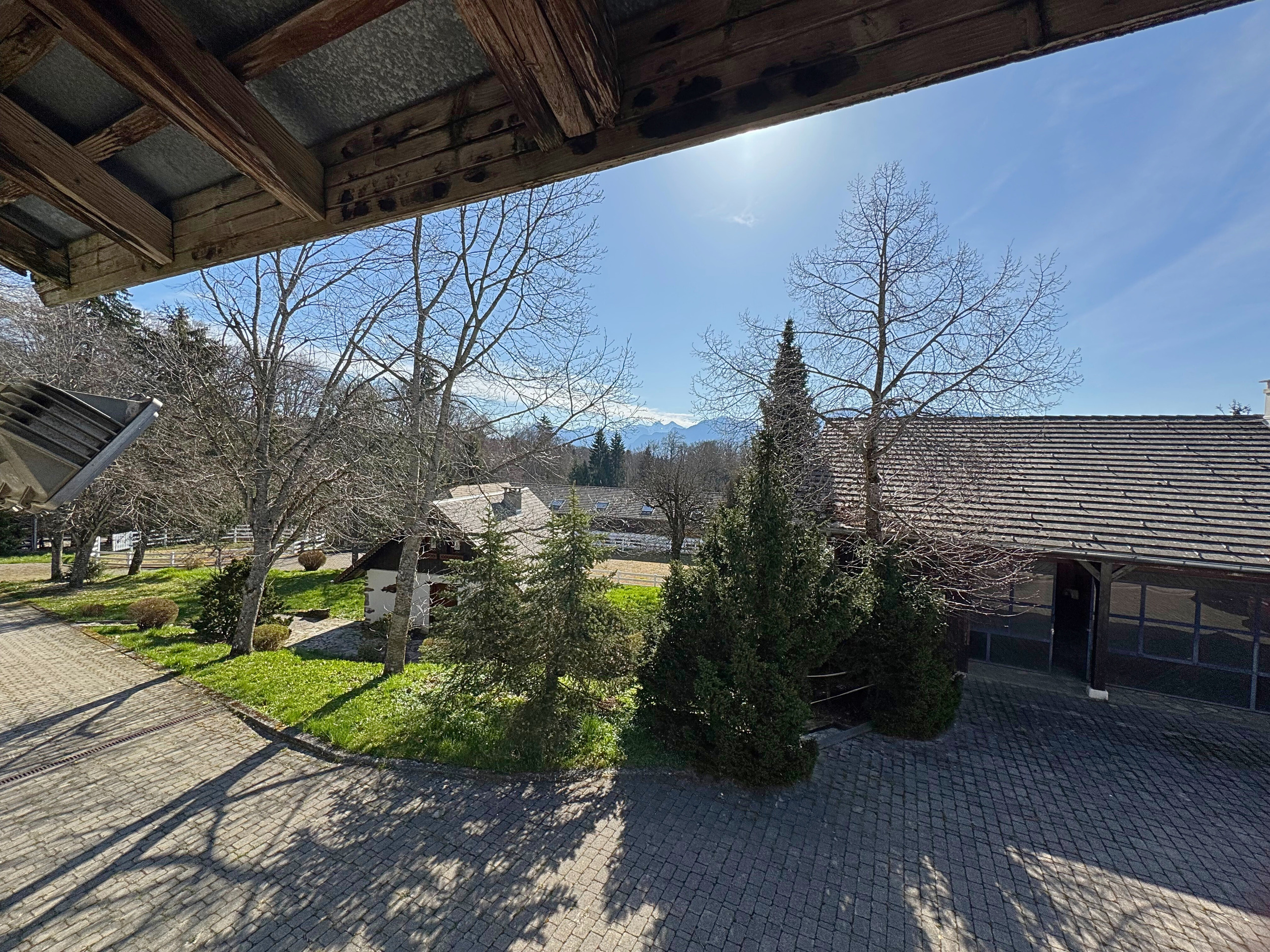 Außenansicht mit Blick auf Hof und Berge
