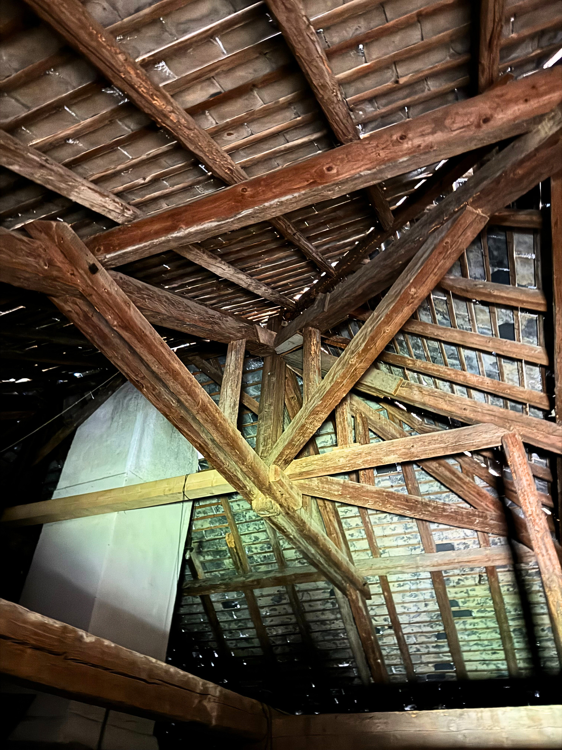 Dachstuhl mit freiliegenden Holzbalken