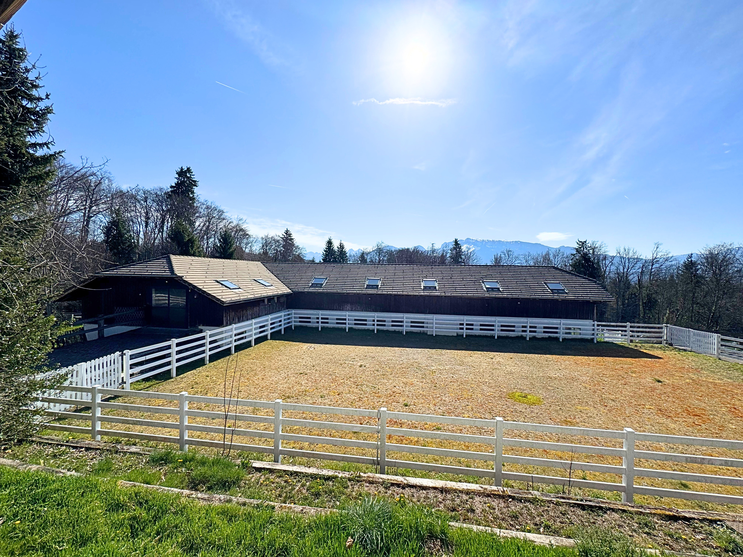 Ländliches Anwesen mit Weide und Bergblick