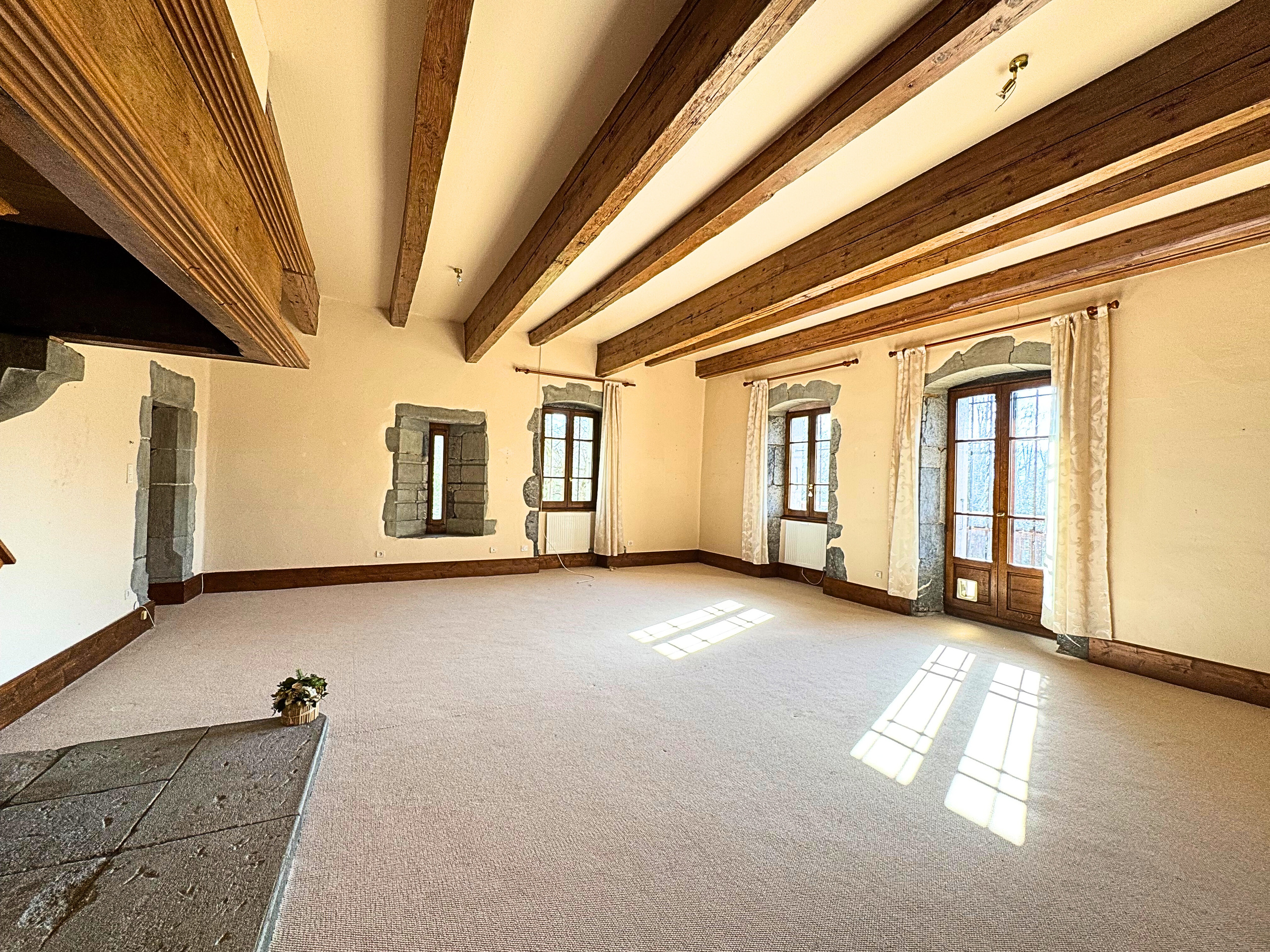 Großer Wohnraum mit Holzbalkendecke