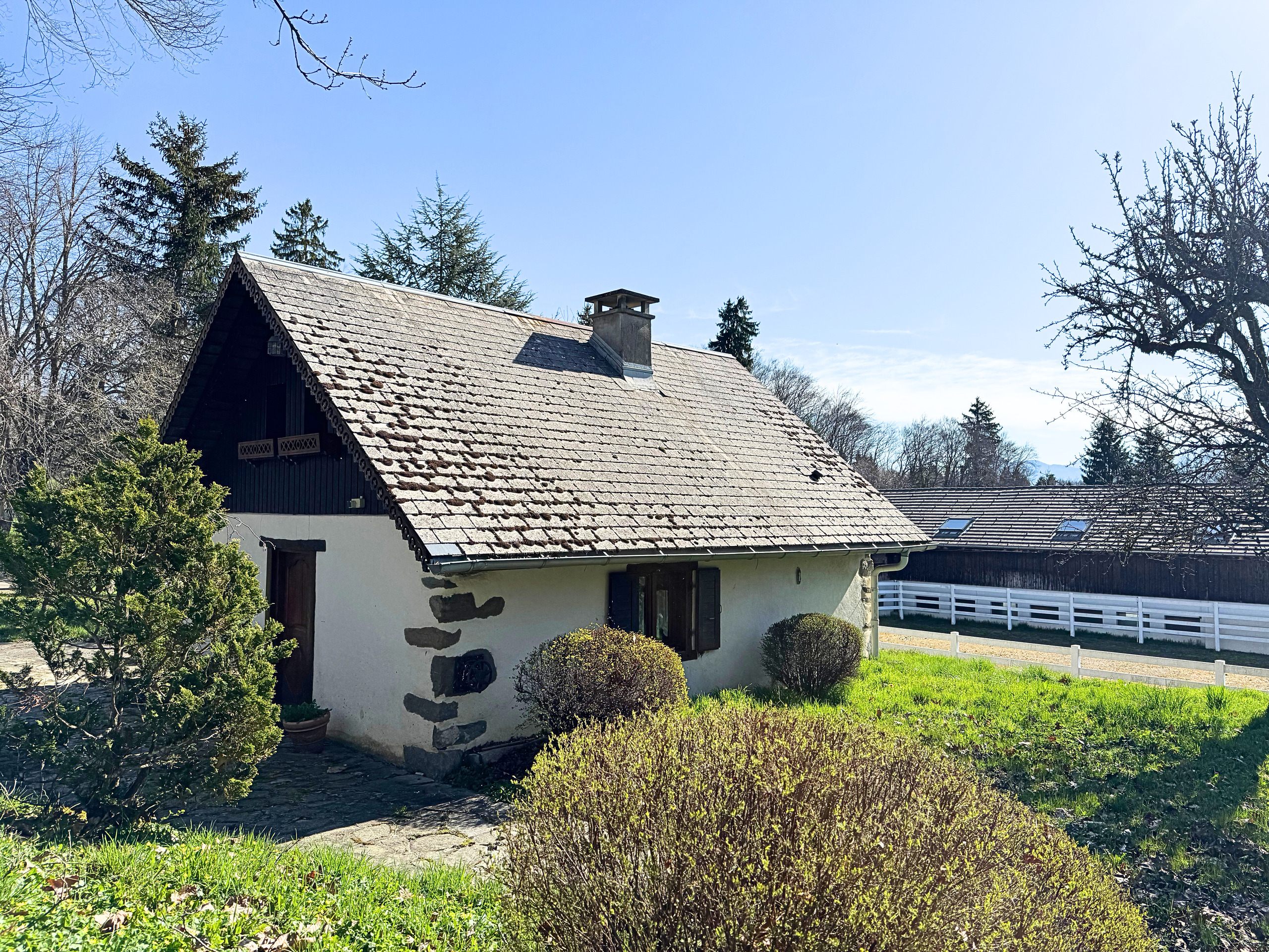 Ländliches Haus mit steilem Satteldach