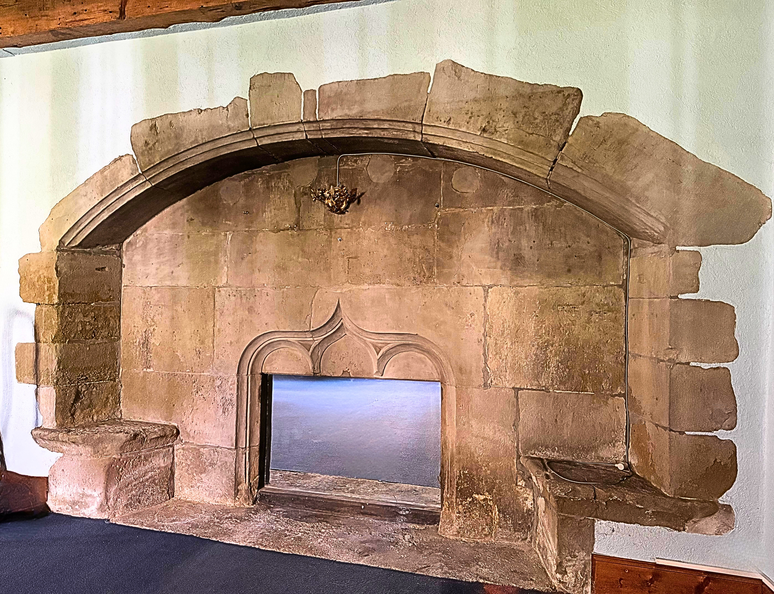 Historischer Kamin mit Steinbogen