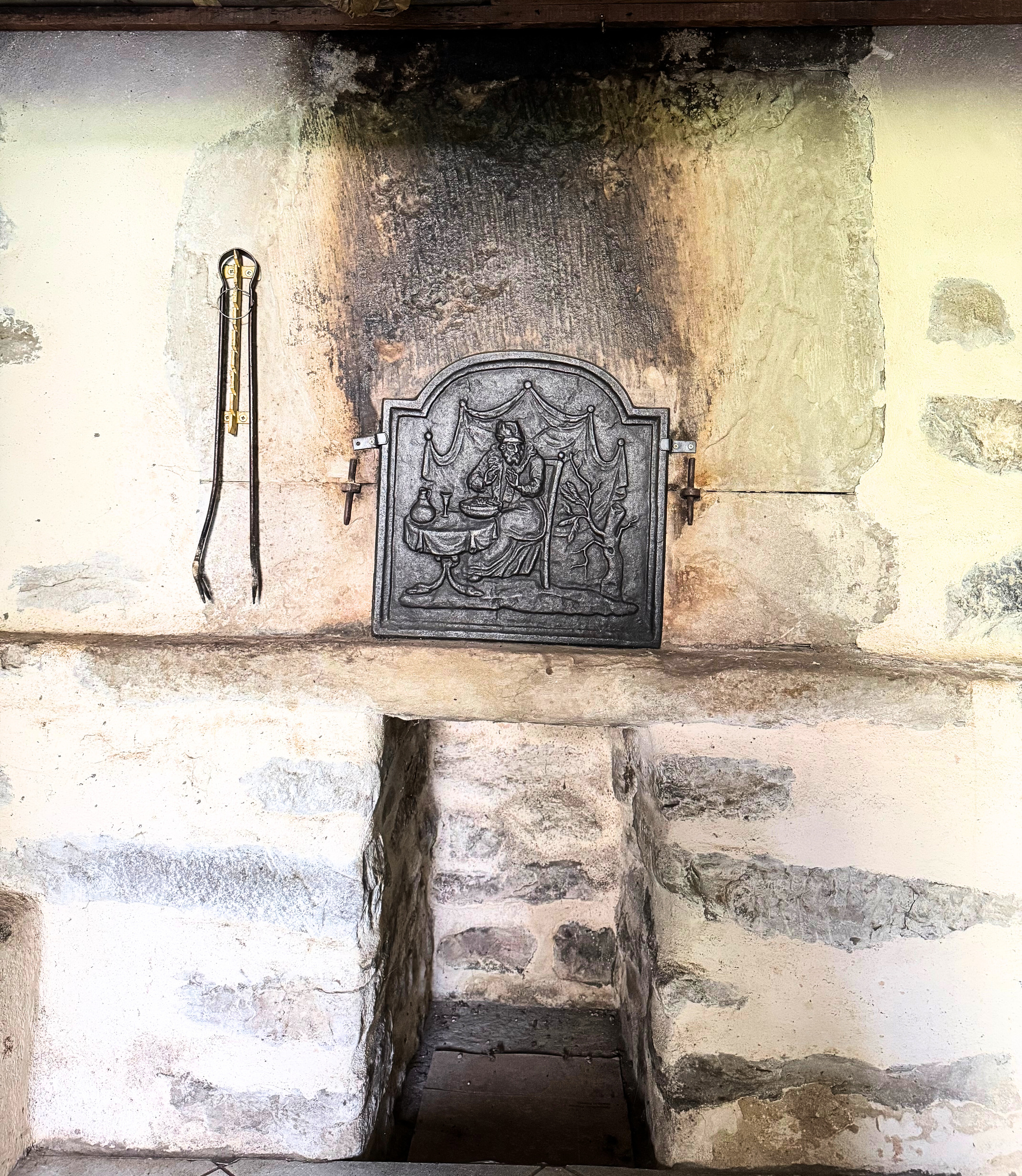 Historischer Kamin-/Ofenbereich mit verrußter Feuerstelle