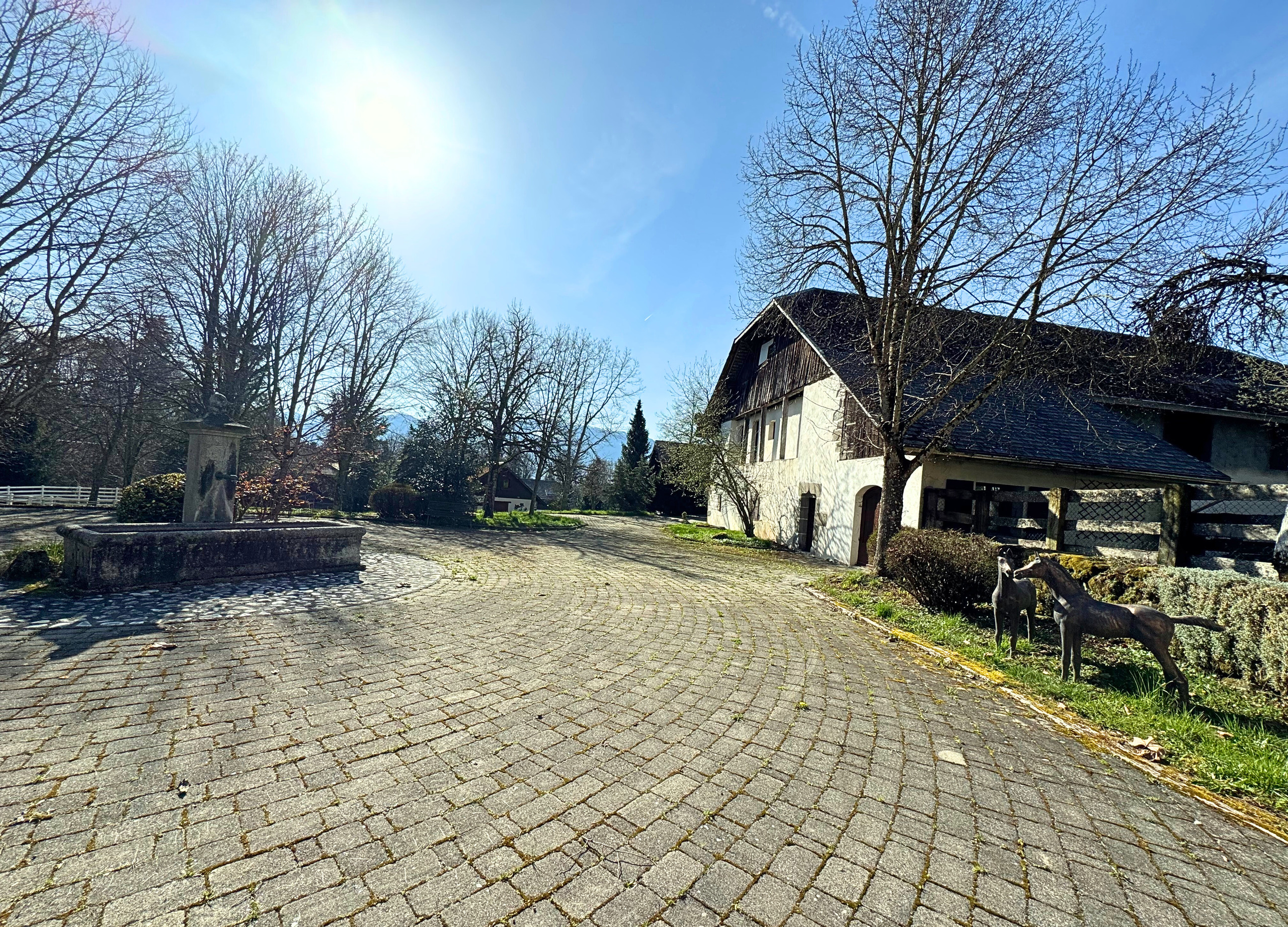 Ländliches Anwesen mit Zufahrt und Hof