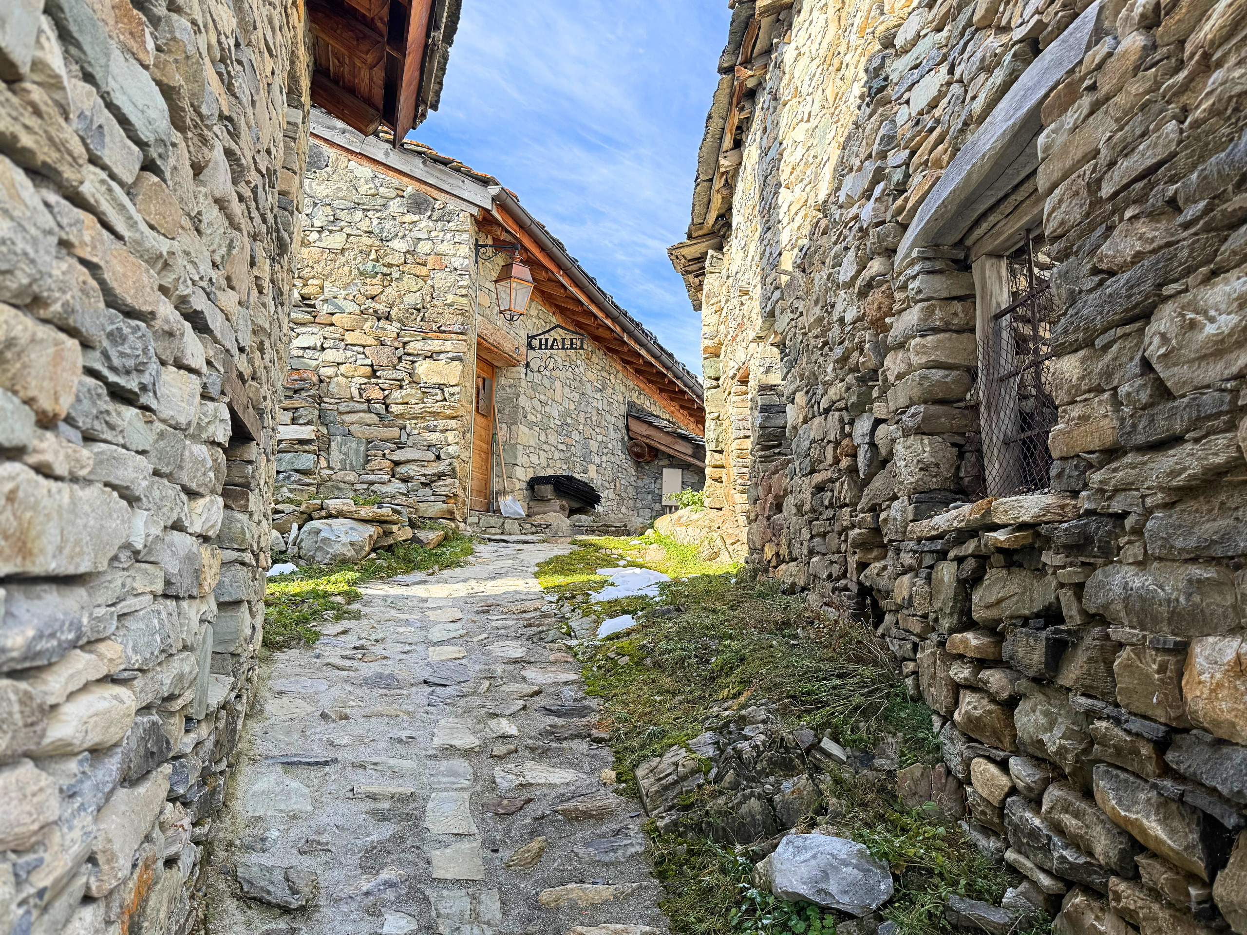Stein-Gasse zwischen Chaletgebäuden