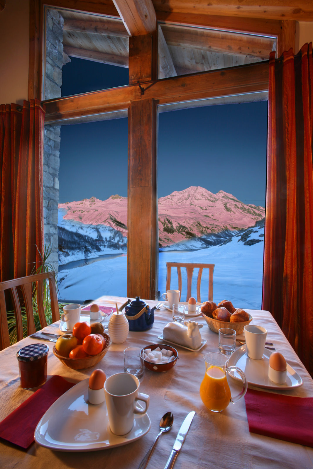 Gemütlicher Frühstückstisch mit Bergblick